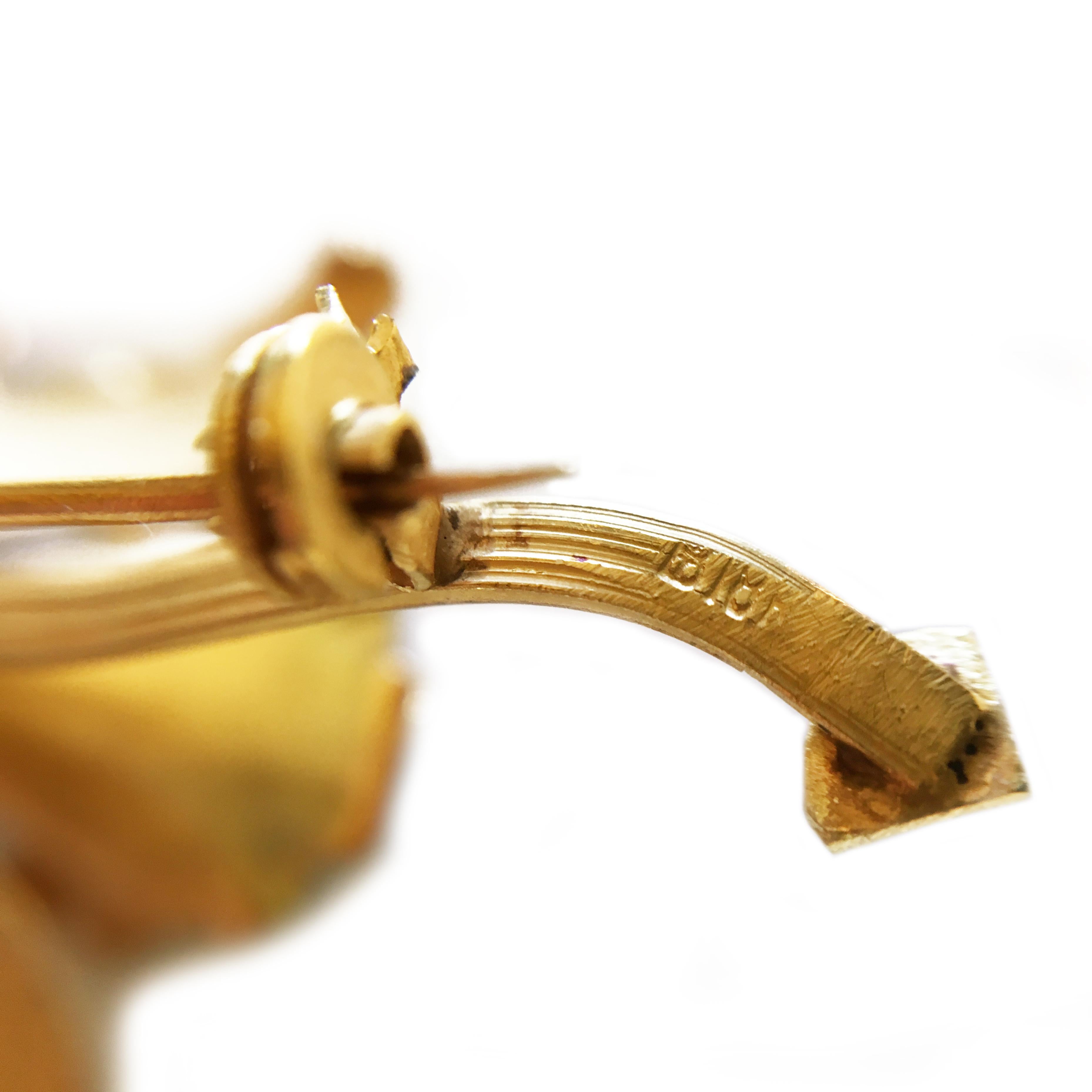 Rétro Broche florale en or jaune 18K avec centre en perle en vente