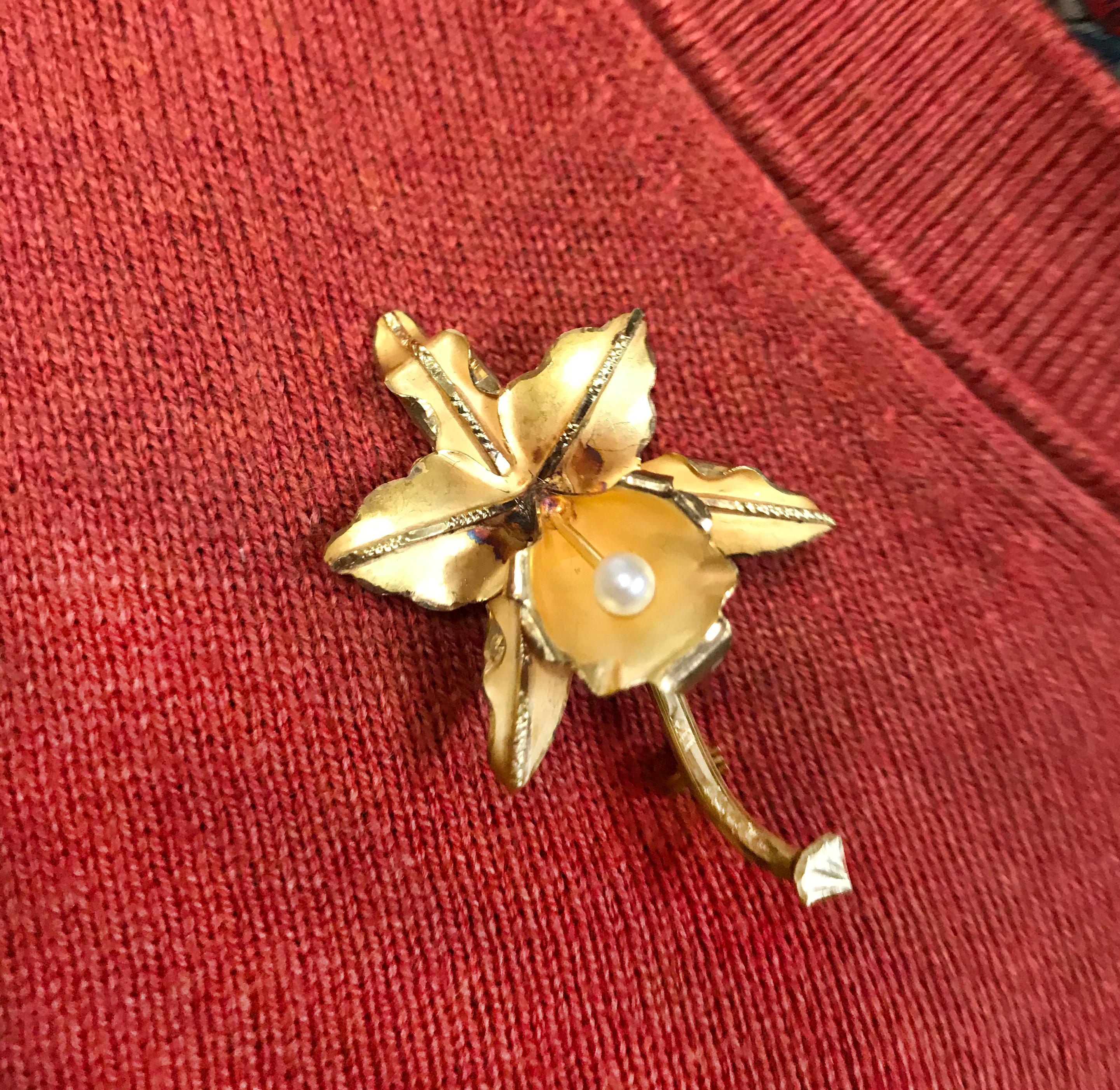 Taille ronde Broche florale en or jaune 18K avec centre en perle en vente