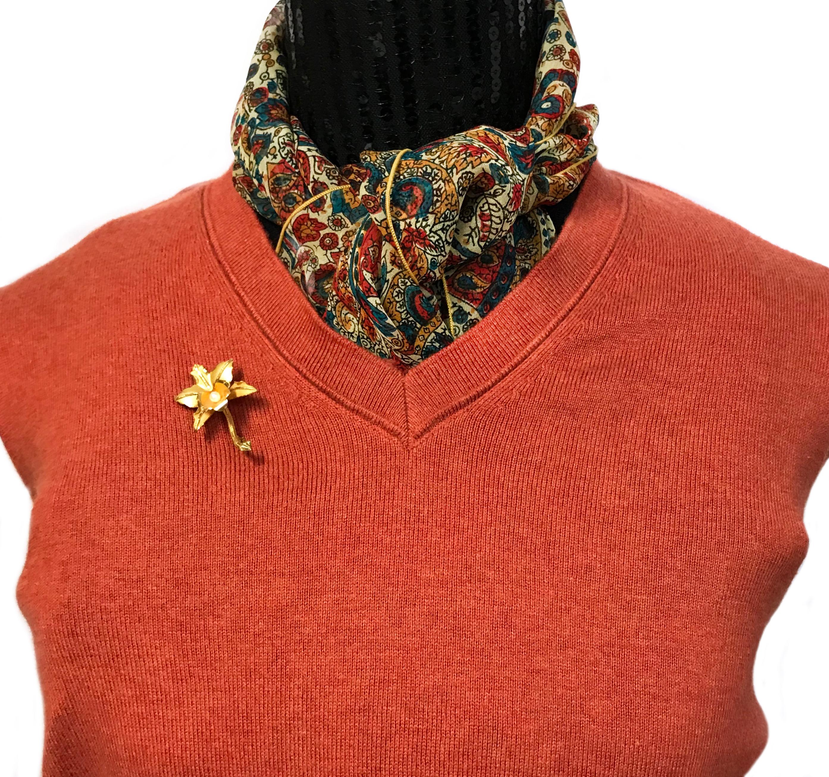 Broche florale en or jaune 18K avec centre en perle Bon état - En vente à Palm Desert, CA