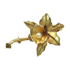 Broche florale en or jaune 18K avec centre en perle