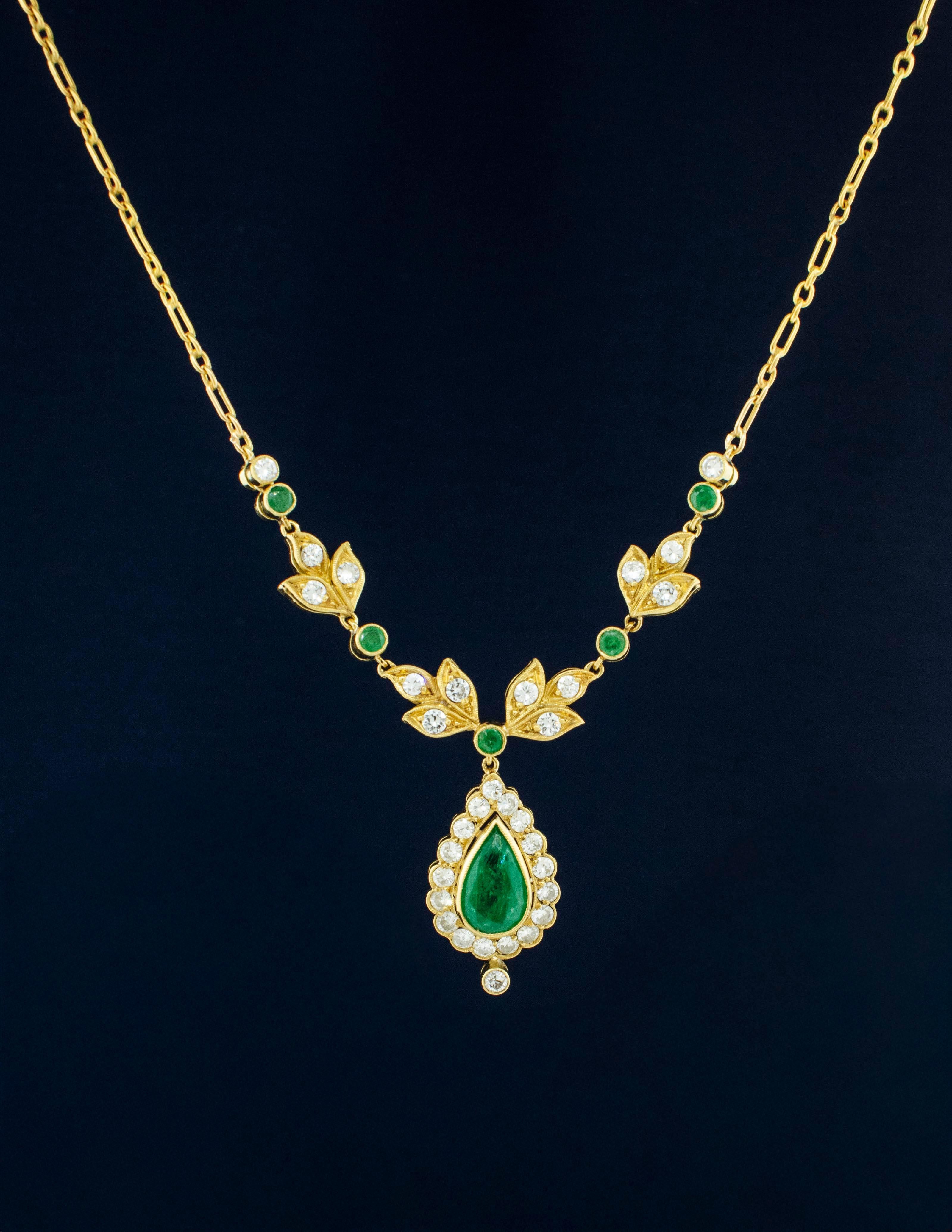 Ein 18k Gelbgold Estate Halskette in einem floralen Design mit Diamanten und Smaragden. Die meisten Diamanten sind runde Brillanten mit Vollschliff, 58 Facetten, Farbe G-H, Reinheit VS. Die fünf Diamanten in der Schließe sind Einzelschliffe. Es gibt