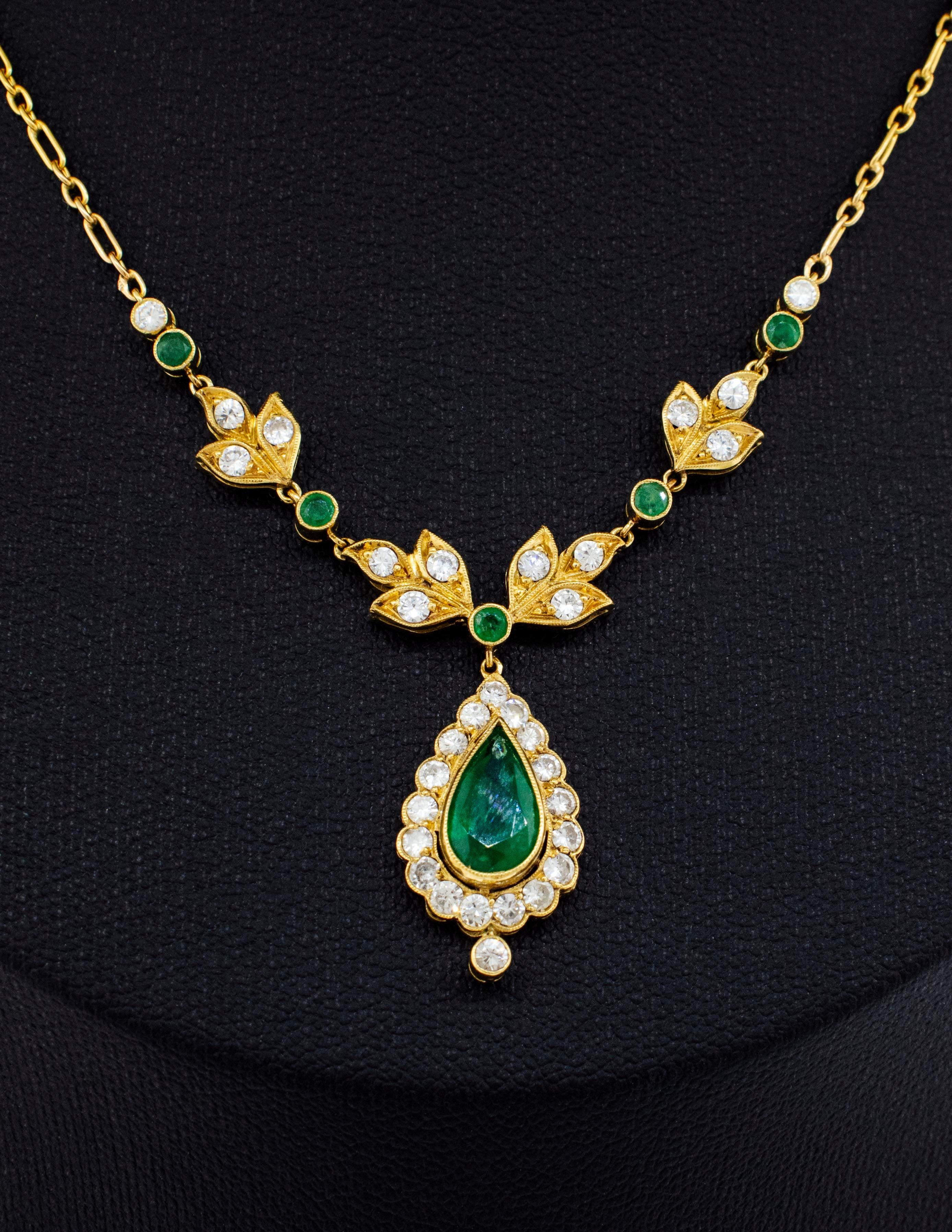 18 Karat Gelbgold Floral-Halskette mit Diamanten und Smaragden (Art nouveau) im Angebot
