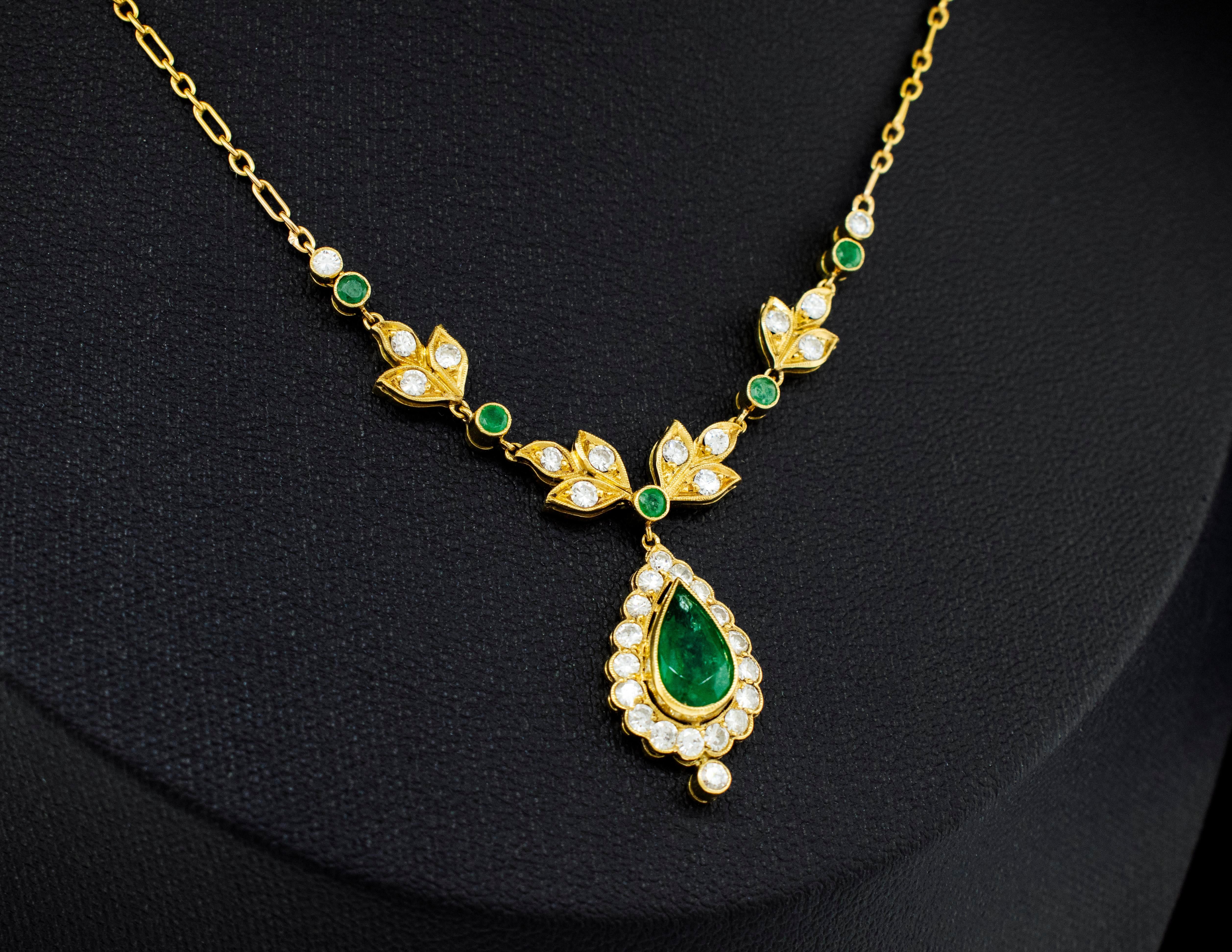 18 Karat Gelbgold Floral-Halskette mit Diamanten und Smaragden im Zustand „Gut“ im Angebot in Boone, NC