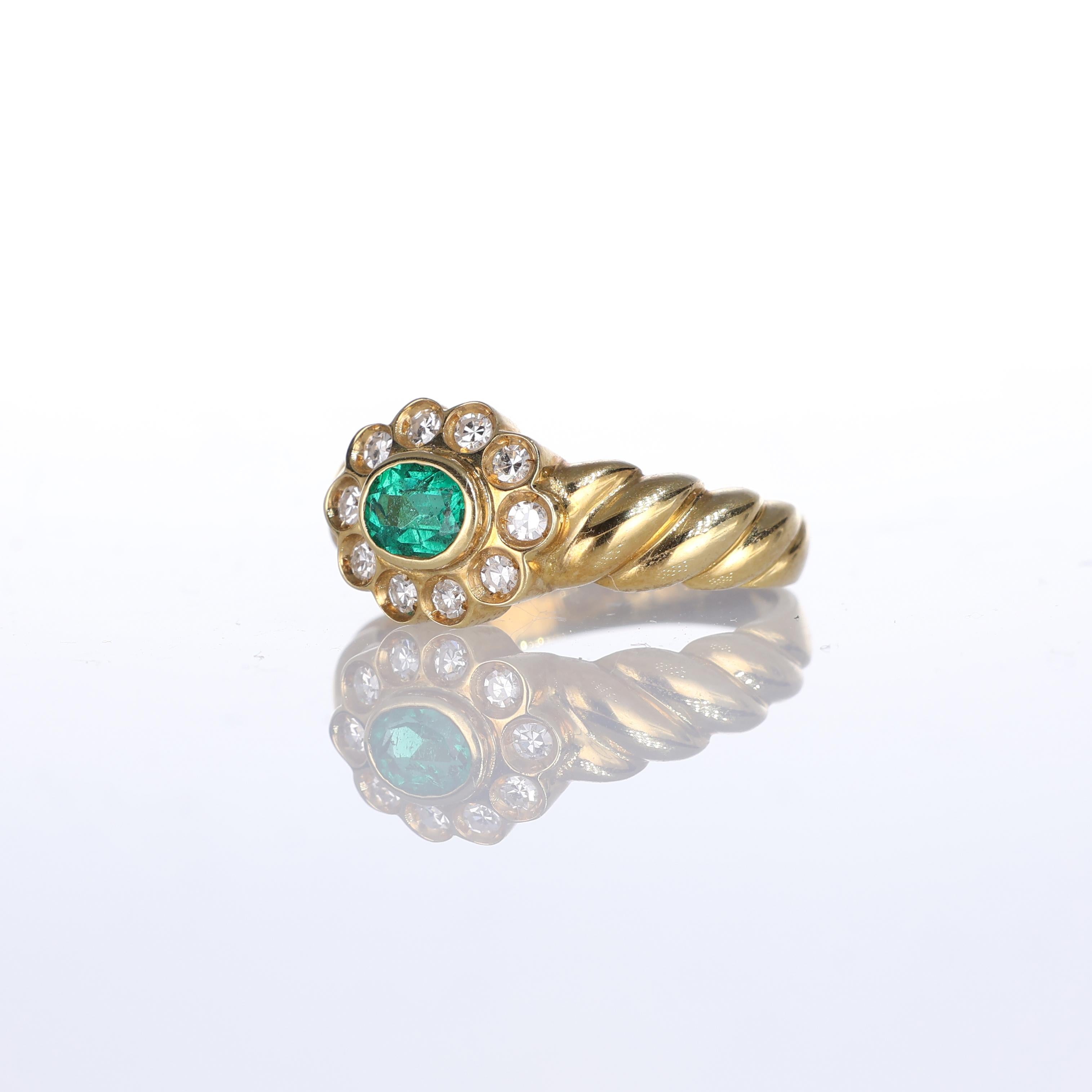 18k Yellow Gold Floral Ring with Oval Emerald and Diamond Halo In New Condition For Sale In Bergamo, BG