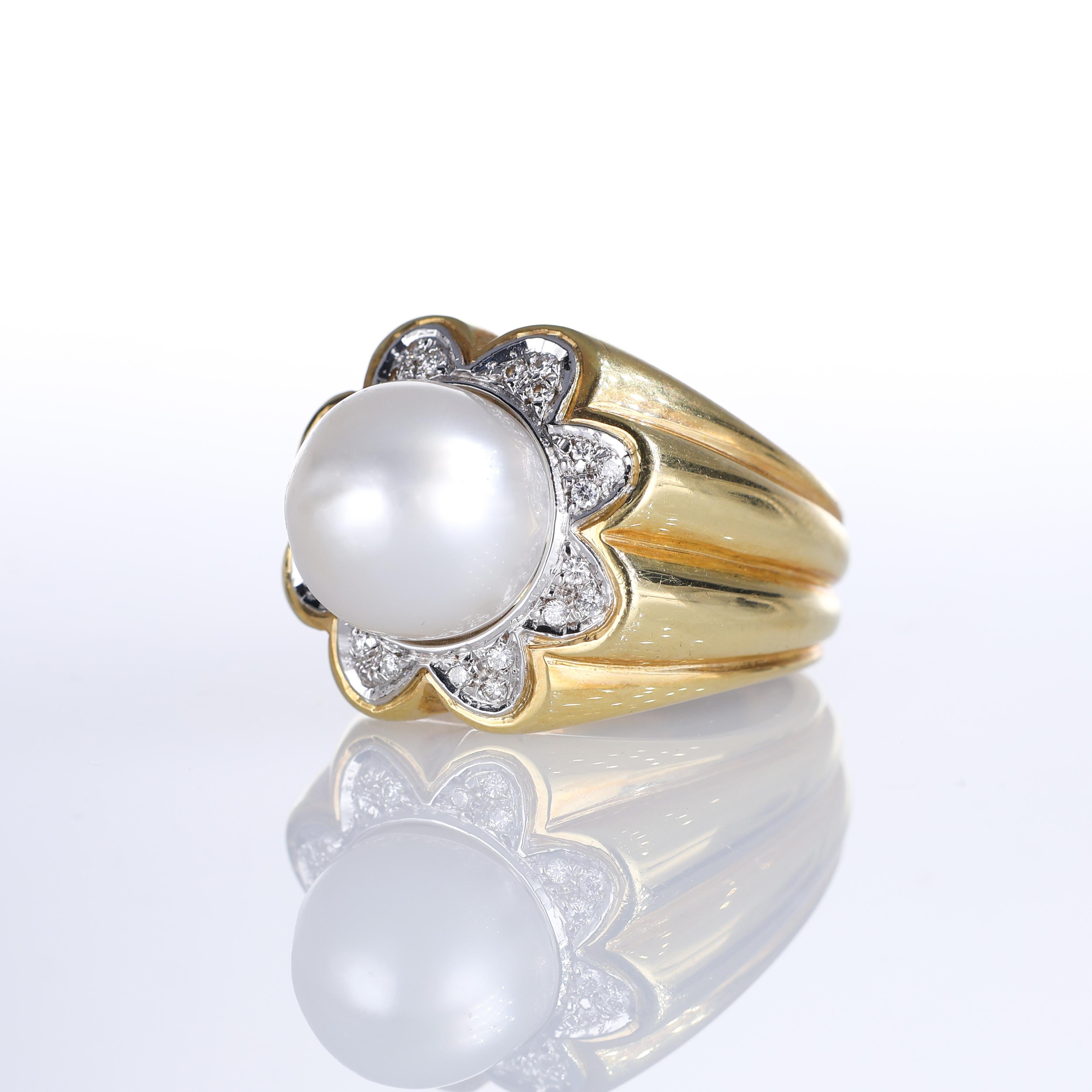 18K Yellow Gold Floral Ring with Pearl and Diamond Accents In New Condition For Sale In Bergamo, BG