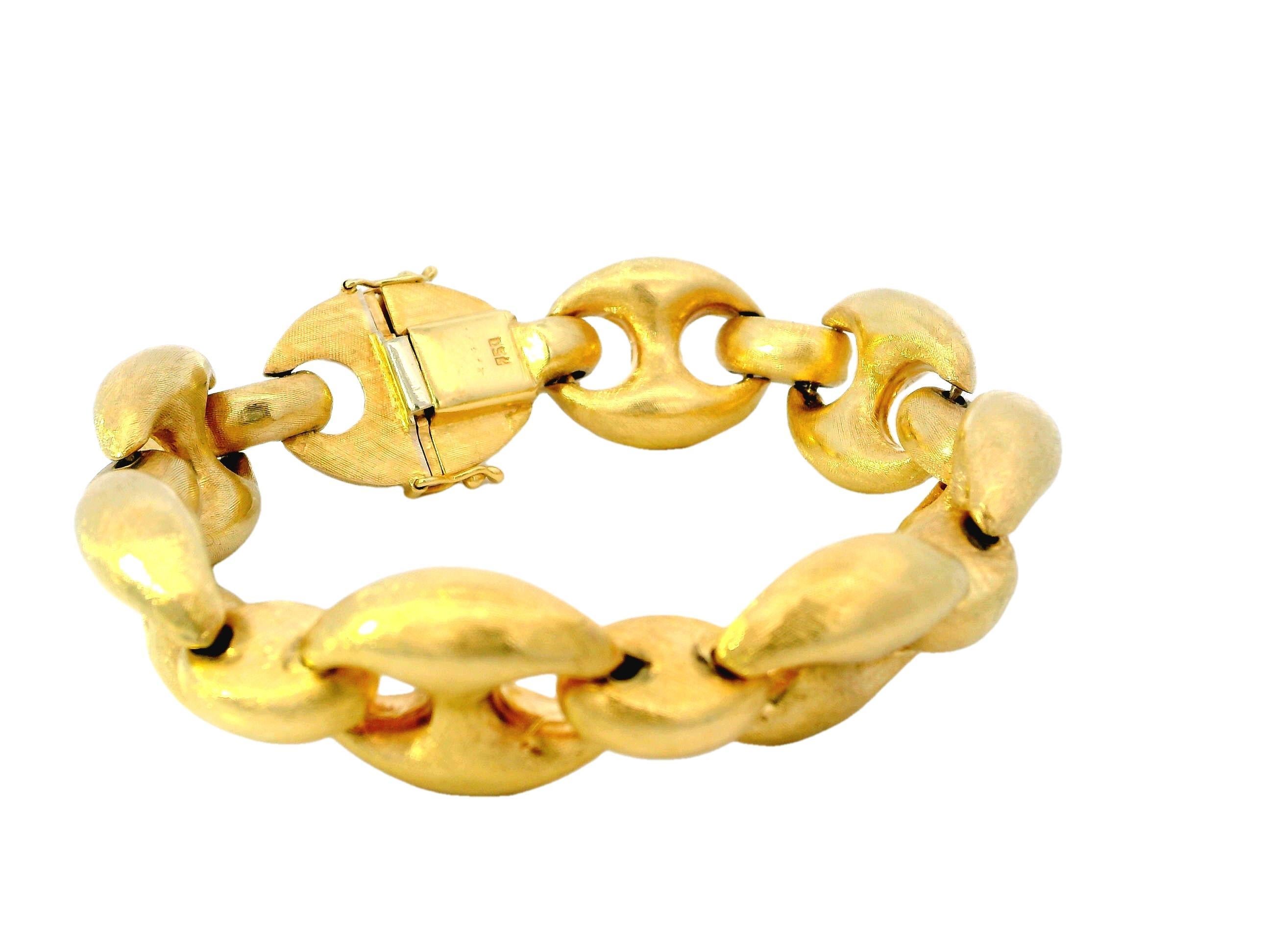 A bold bracelet featuring large, sculptural links in a matte finish.

Crafted in 18k gold, the links form a continuous, fluid design.

The piece exudes a sense of strength and elegance.

This striking bracelet is ready to be worn.

Length: 19.0 cm