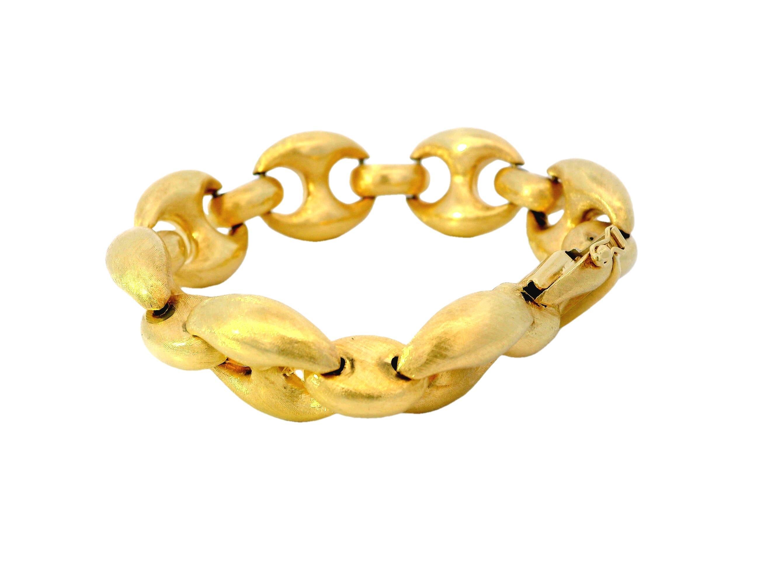 18k Yellow Gold  Florentined Gucci Style Link Bracelet In Excellent Condition For Sale In Great Neck Plaza, NY