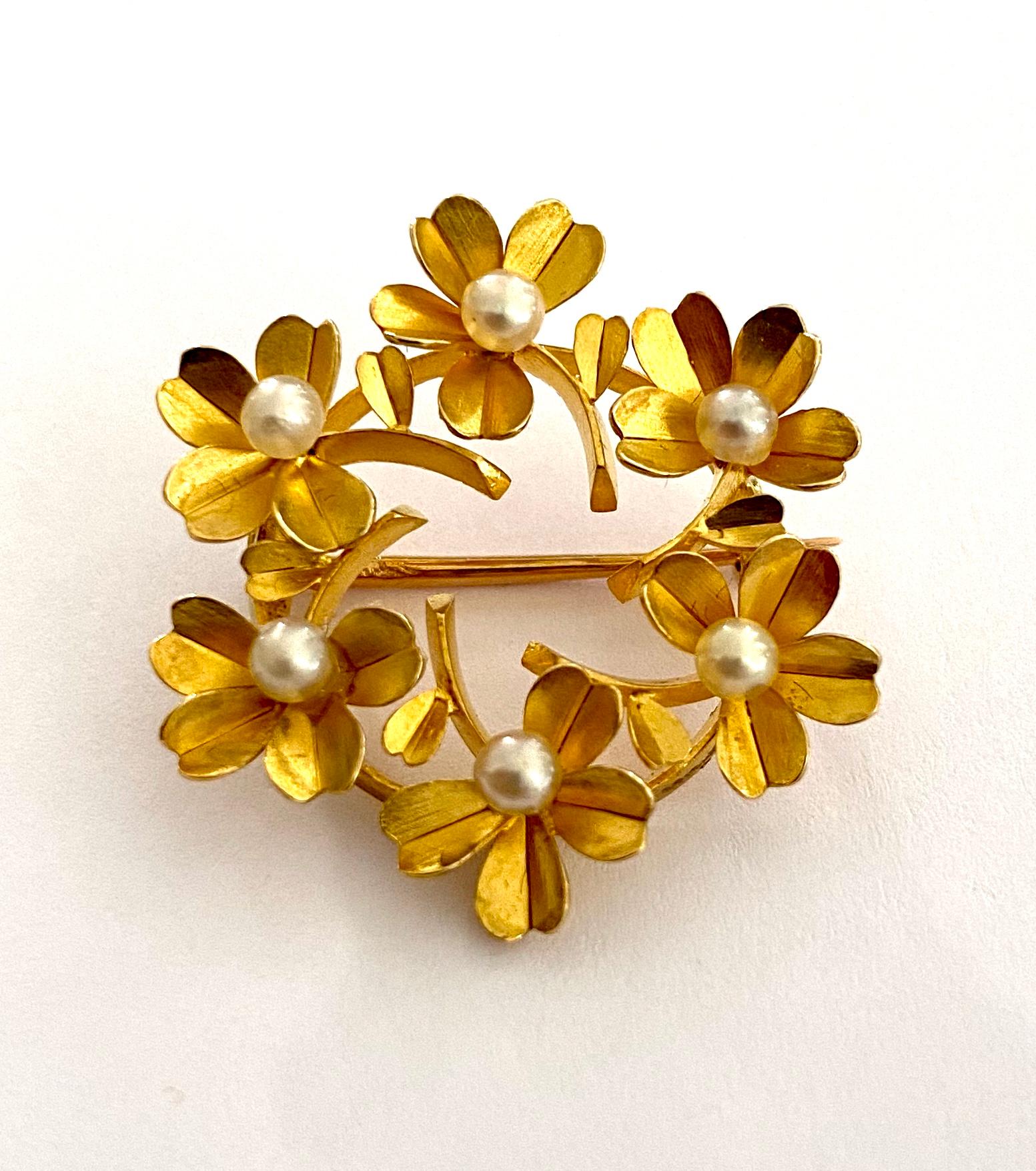 - 18K. yellow gold brooch, consisting of: 6 flowers, each with a cult. pearl
- French hallmarks, ca 1950
- Size: 2.8 cm around.
- Weight: 4.23 grams