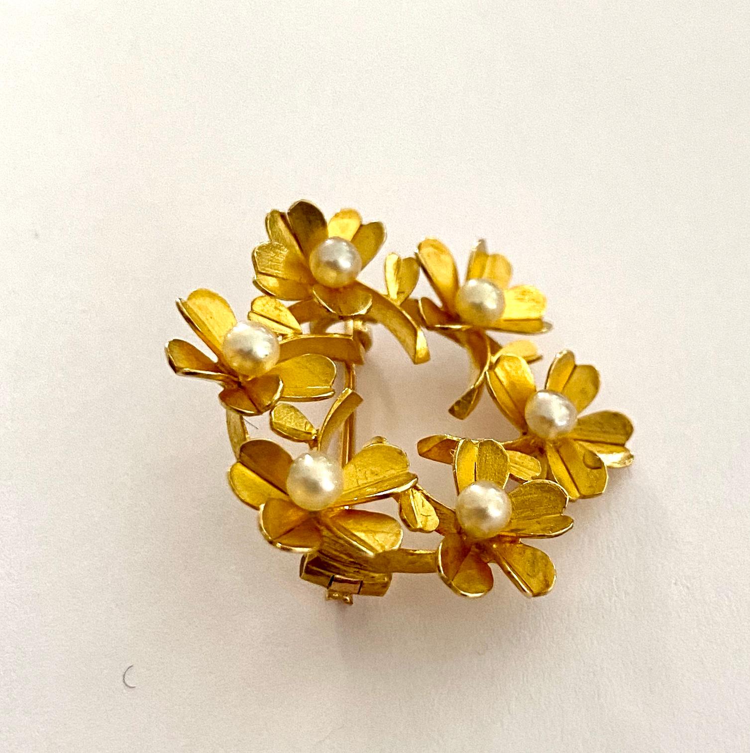 Art Deco 18 Karat Yellow Gold Flower Brooch, France 1950, 6 Cultered Pearls