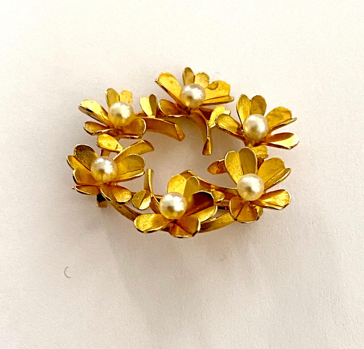 Round Cut 18 Karat Yellow Gold Flower Brooch, France 1950, 6 Cultered Pearls