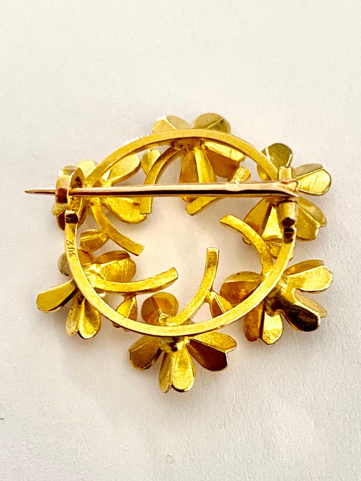 18 Karat Yellow Gold Flower Brooch, France 1950, 6 Cultered Pearls In Good Condition In Heerlen, NL