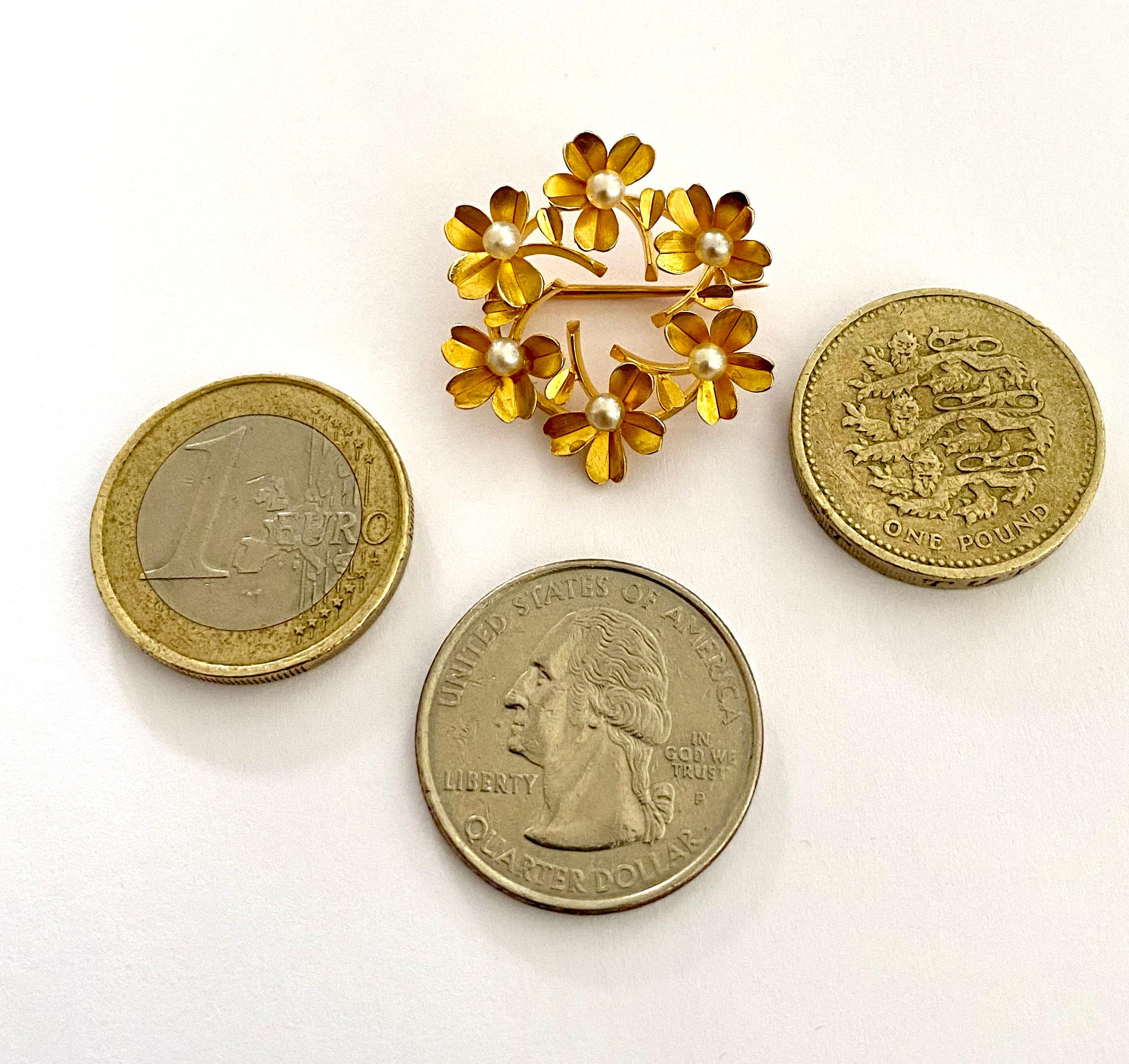 Women's or Men's 18 Karat Yellow Gold Flower Brooch, France 1950, 6 Cultered Pearls