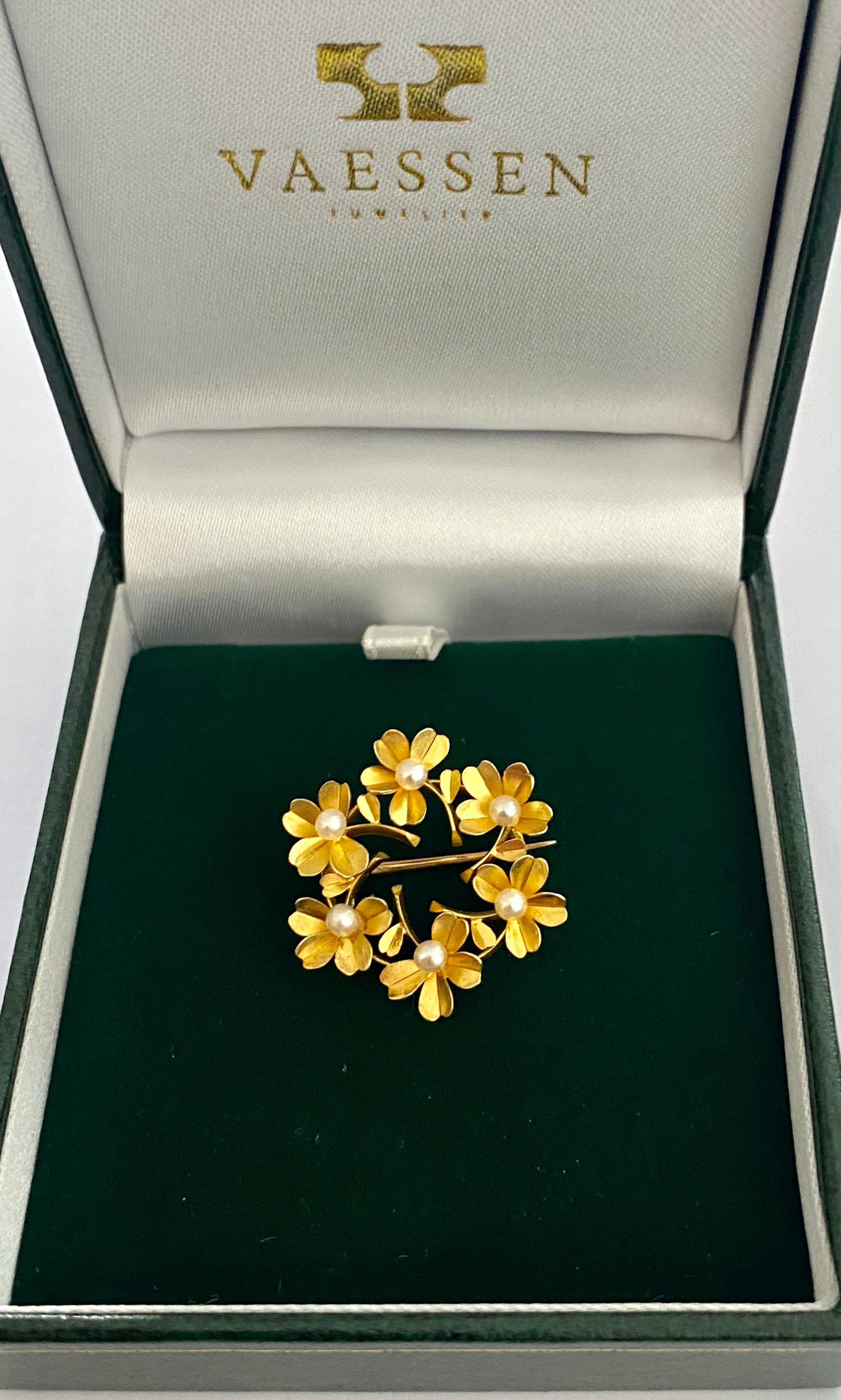 18 Karat Yellow Gold Flower Brooch, France 1950, 6 Cultered Pearls 1