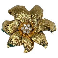 Broche Flor De Oro Amarillo 18k Con Centro De Diamantes