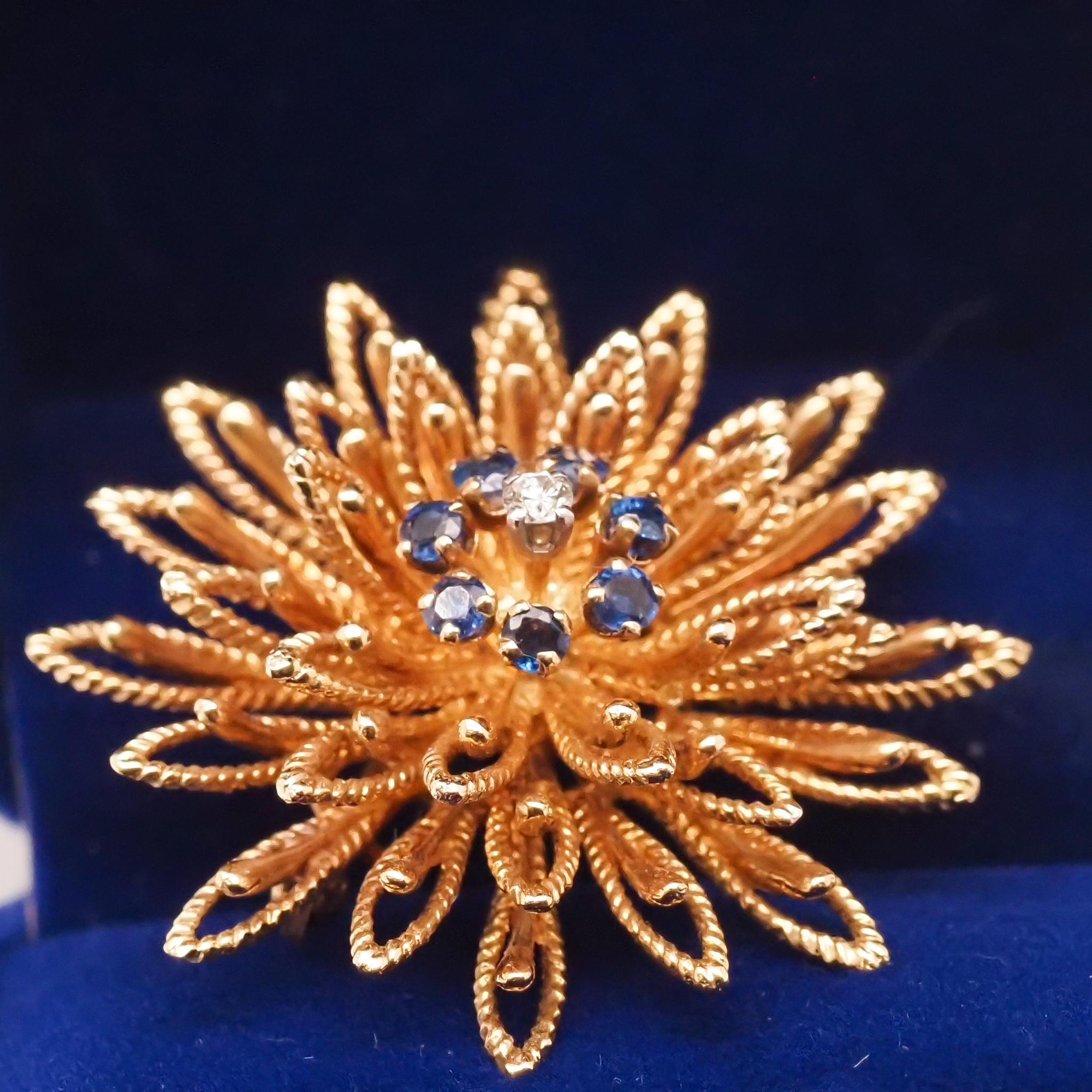 18K Yellow Gold Flower Brooch with Sapphires and Diamond For Sale 2