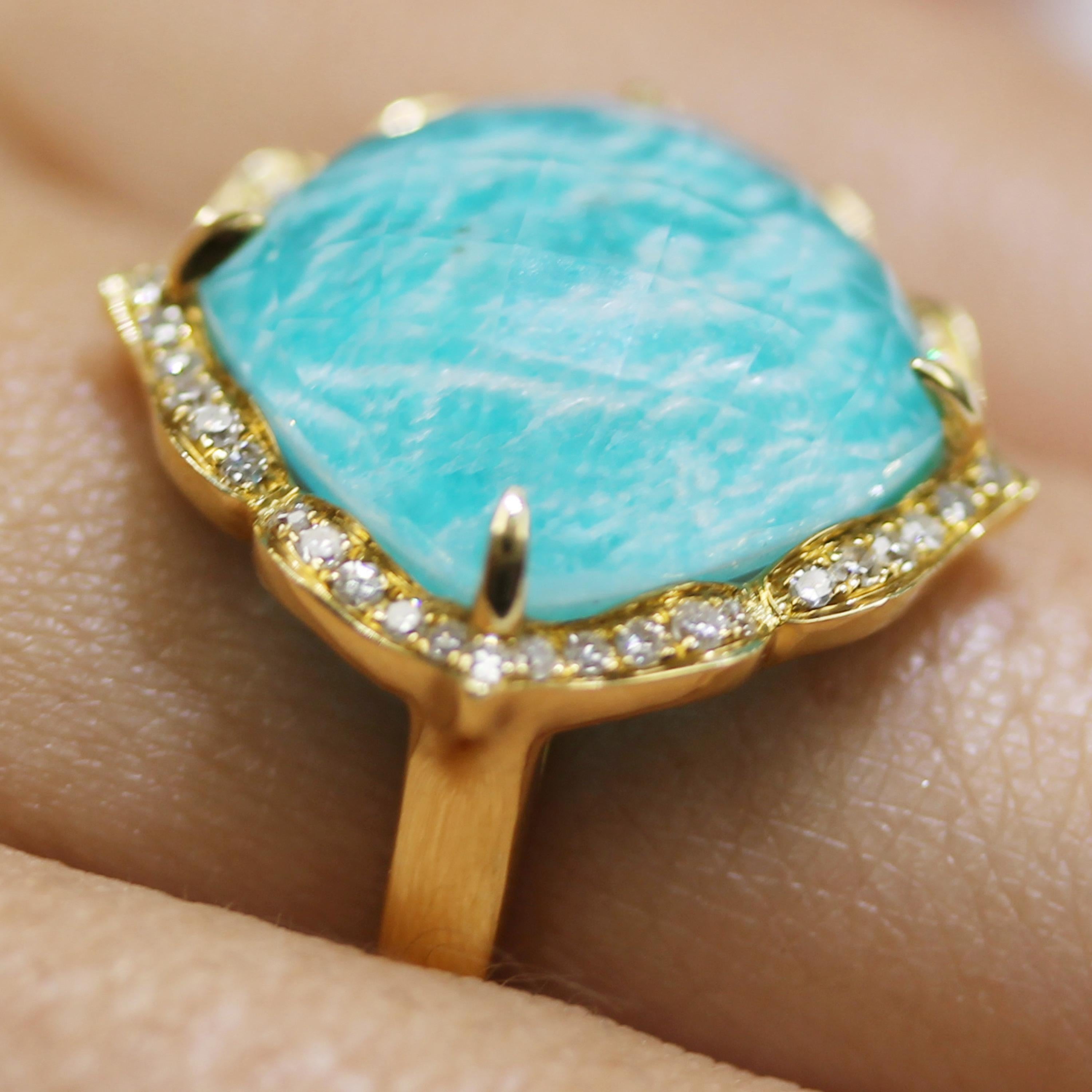 18 Karat Yellow Gold Flower Cocktail Ring w/Amazonite, White Quartz & Diamonds In New Condition For Sale In Great Neck, NY