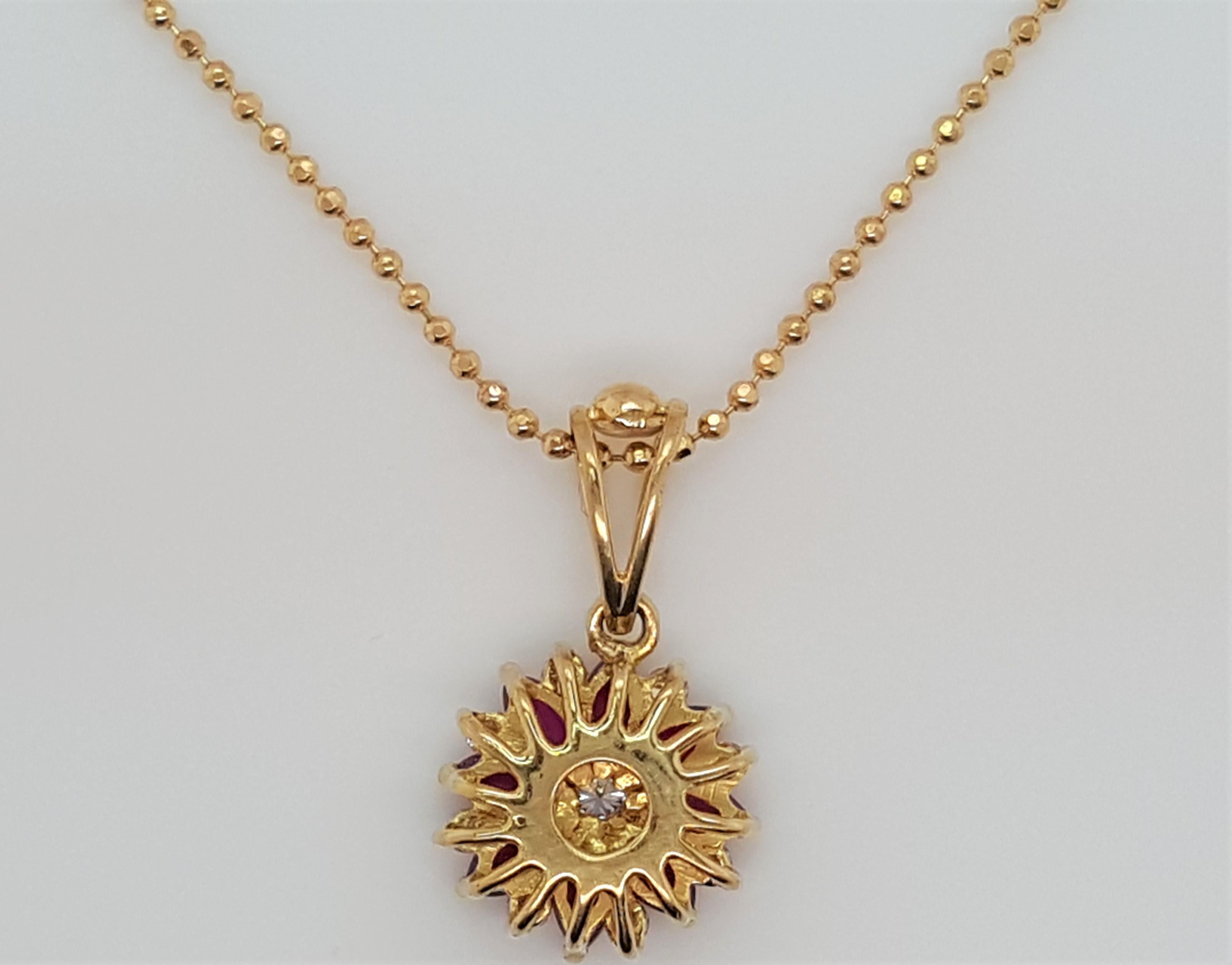 Moderne Pendentif à motif de fleurs en or jaune 18 carats avec chaîne et diamants et rubis en vente