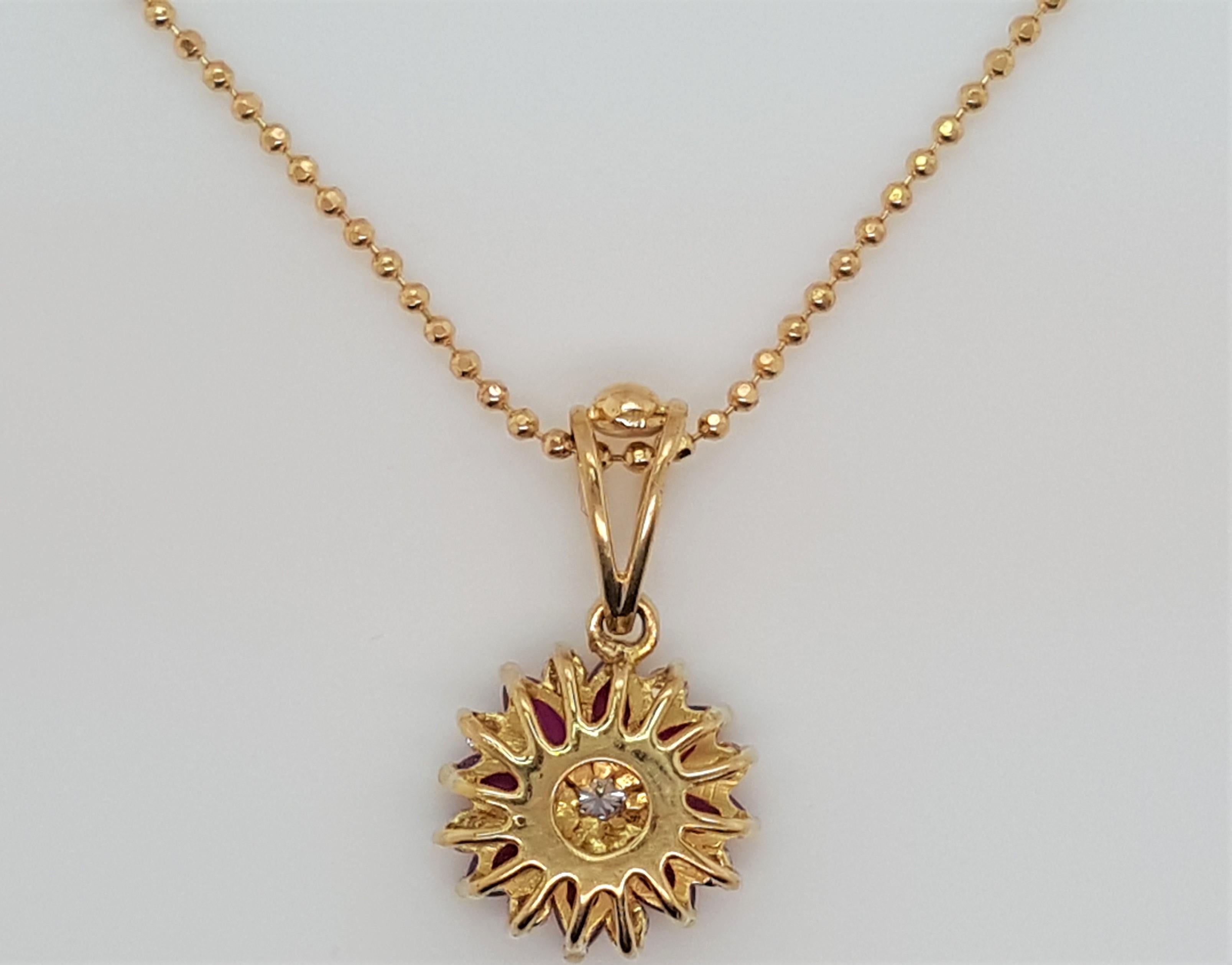 Colgante de oro amarillo de 18 quilates con motivo floral, diamantes y rubíes, con cadena Moderno en venta