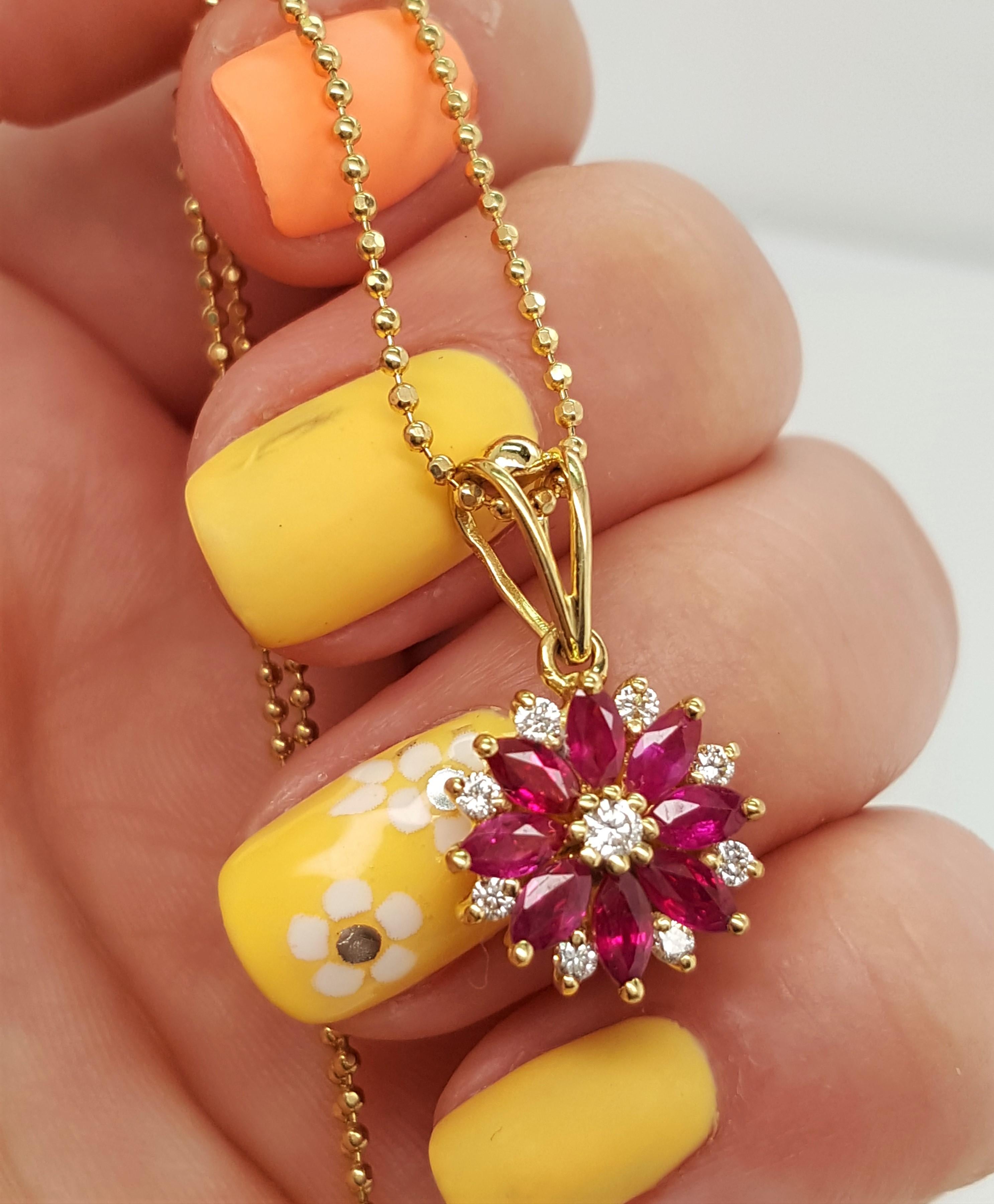 Taille Marquise Pendentif à motif de fleurs en or jaune 18 carats avec chaîne et diamants et rubis en vente