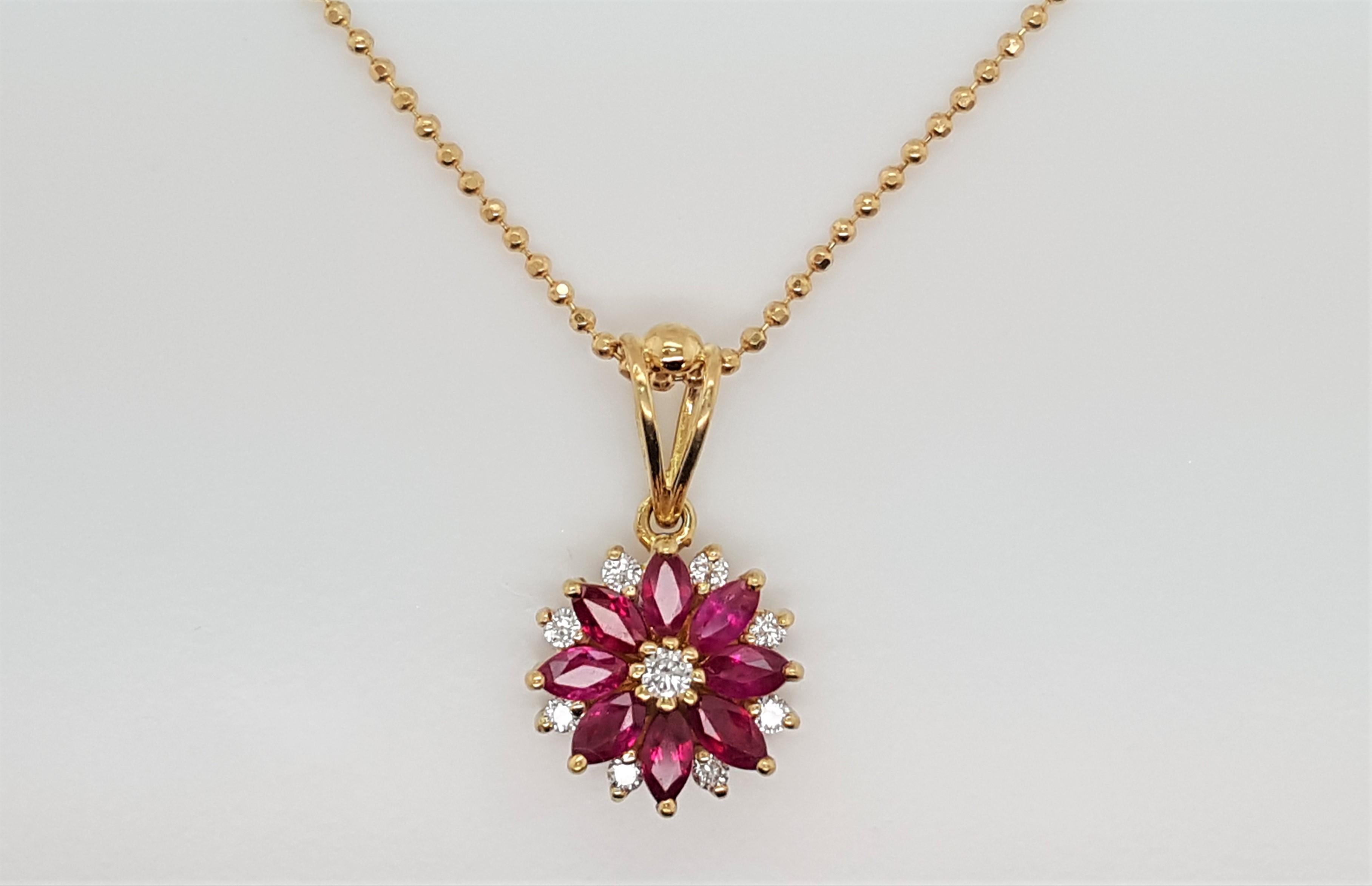 Pendentif à motif de fleurs en or jaune 18 carats avec chaîne et diamants et rubis Bon état - En vente à Addison, TX