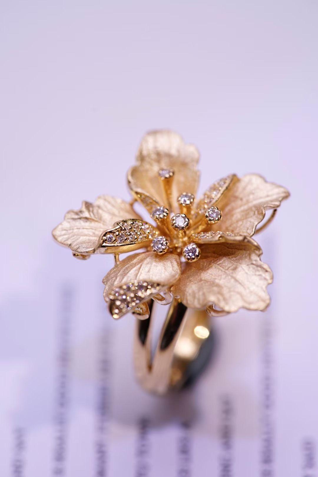 Bague fleur en or jaune 18 carats avec diamants colorés en poudre d'or

Diamants - 0,346 CT
Poids total - 10,81 GM