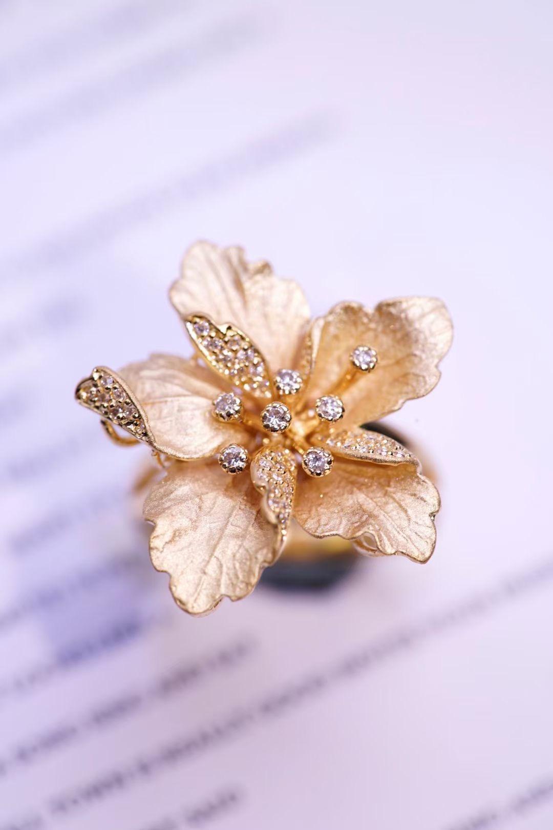 Moderne Bague fleur en or jaune 18 carats avec diamants colorés en poudre d'or en vente