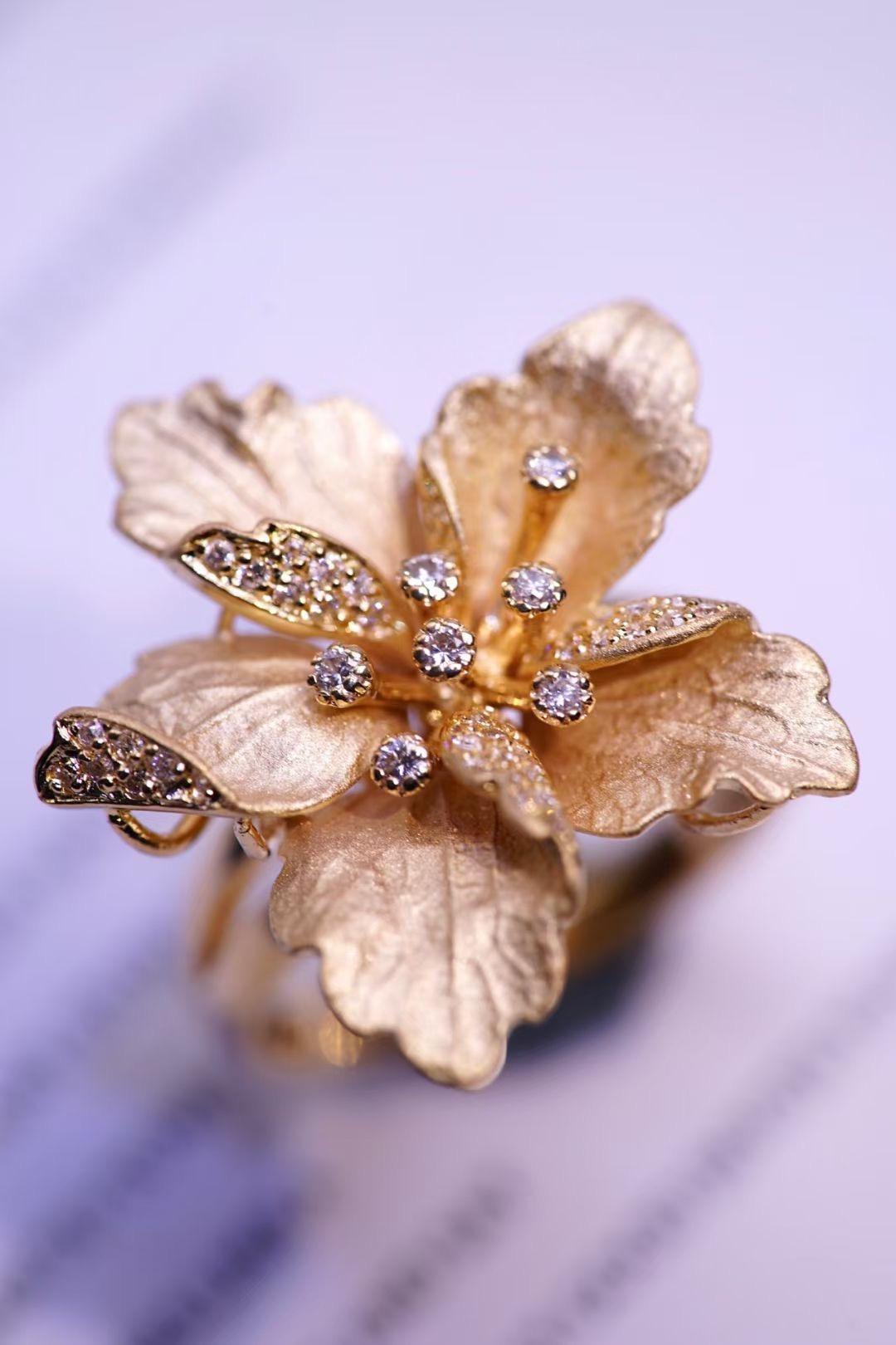 Taille ronde Bague fleur en or jaune 18 carats avec diamants colorés en poudre d'or en vente