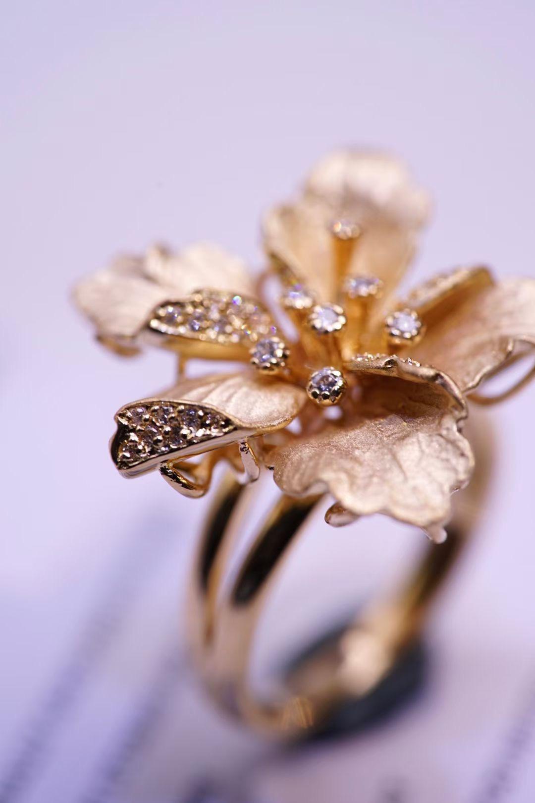 Bague fleur en or jaune 18 carats avec diamants colorés en poudre d'or Neuf - En vente à Kowloon, HK