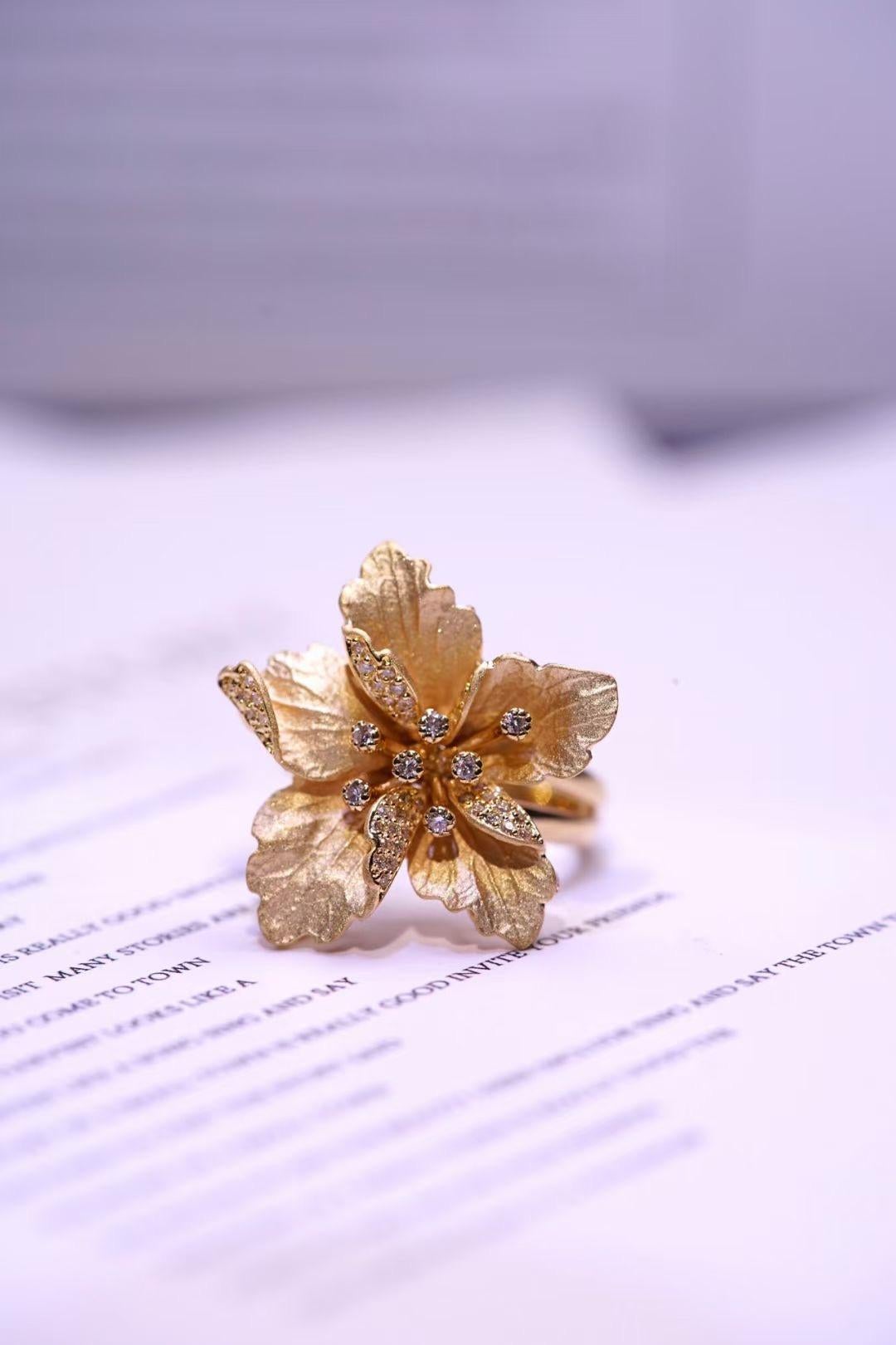 Bague fleur en or jaune 18 carats avec diamants colorés en poudre d'or Unisexe en vente