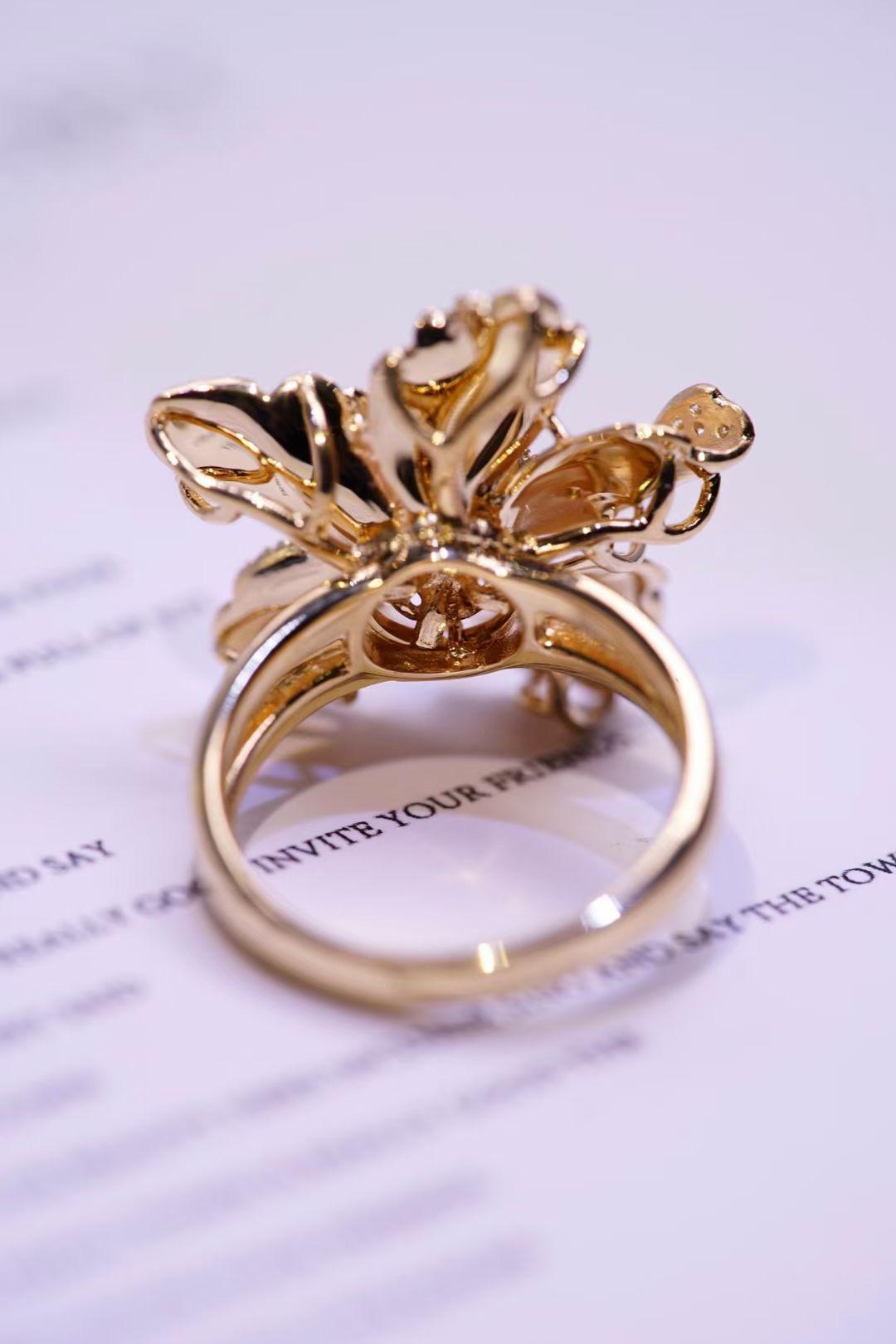 Bague fleur en or jaune 18 carats avec diamants colorés en poudre d'or en vente 1