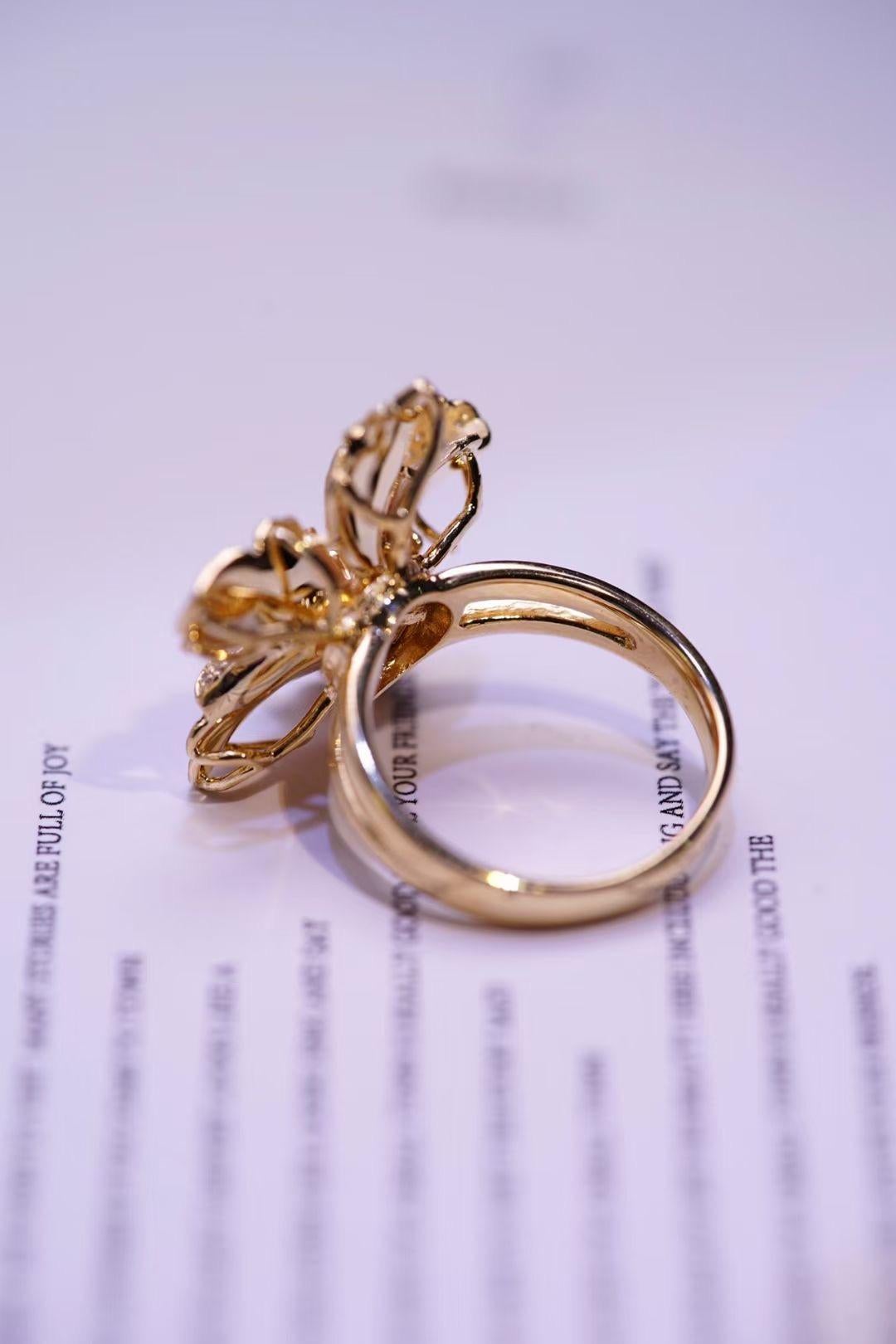 Bague fleur en or jaune 18 carats avec diamants colorés en poudre d'or en vente 2