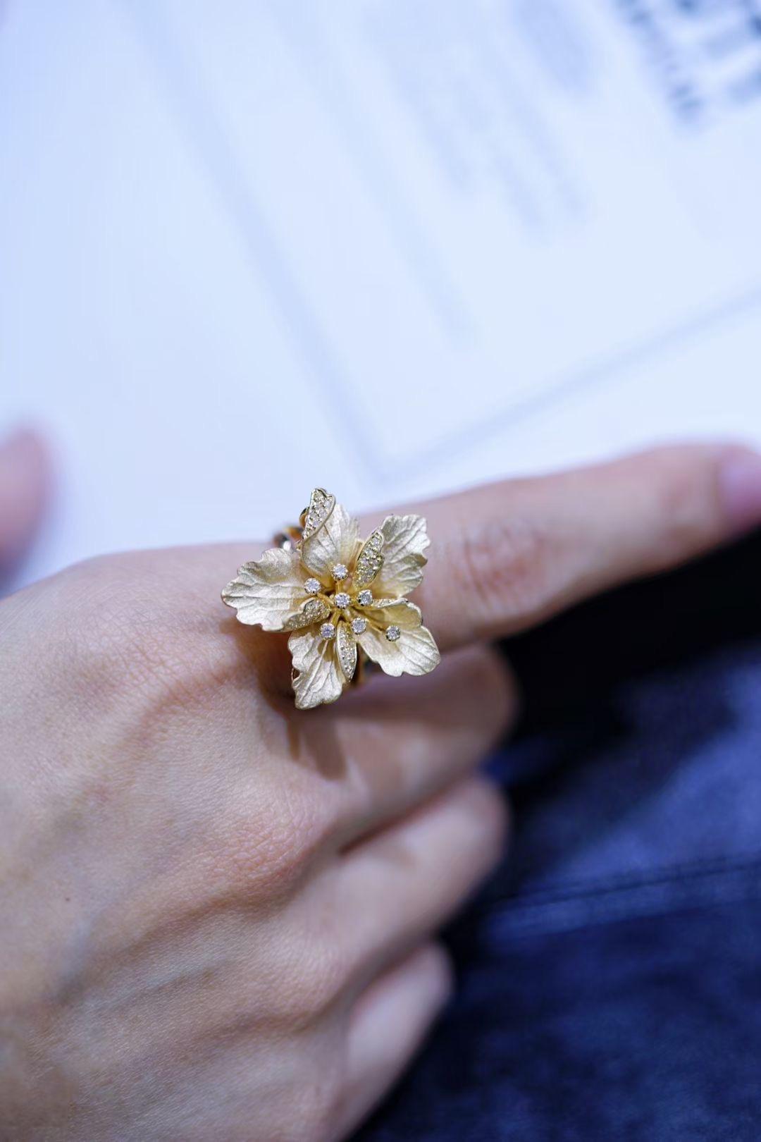 Bague fleur en or jaune 18 carats avec diamants colorés en poudre d'or en vente 3