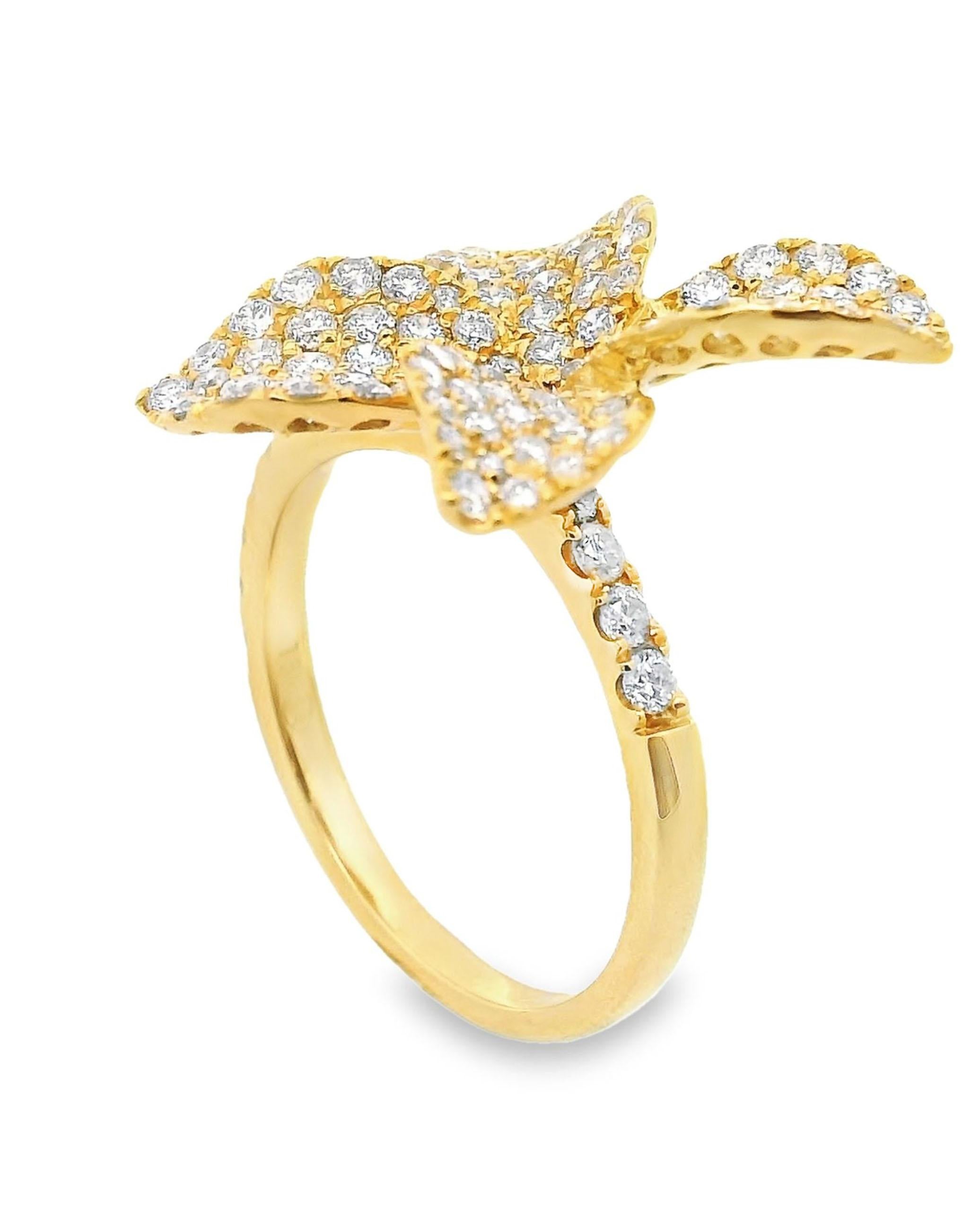 18K yellow gold flower ring with round brilliant-cut diamonds weighing 1.40 carats total.

* Diamonds are H/I color, SI clarity