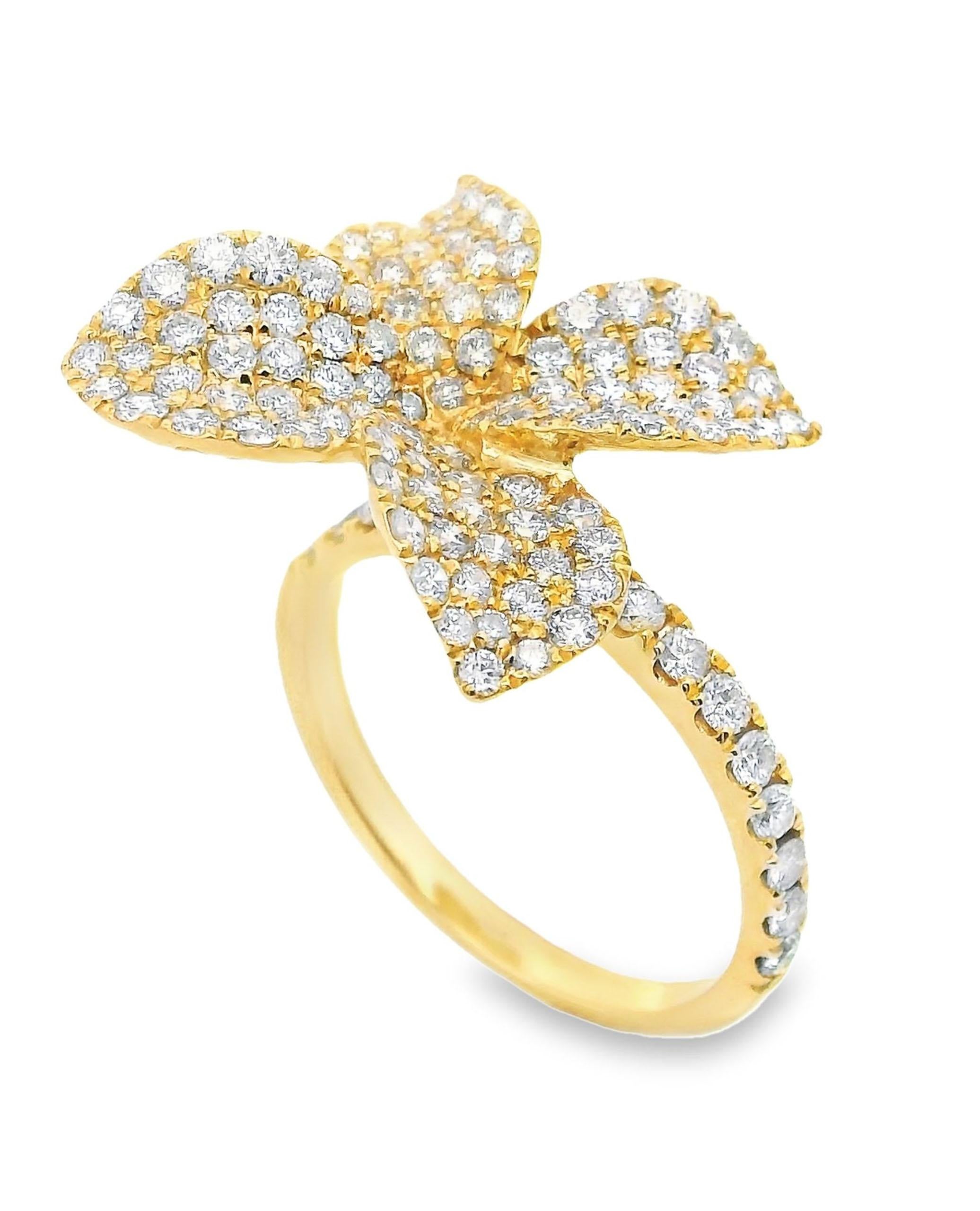 Contemporain Bague fleur en or jaune 18 carats avec diamants en vente