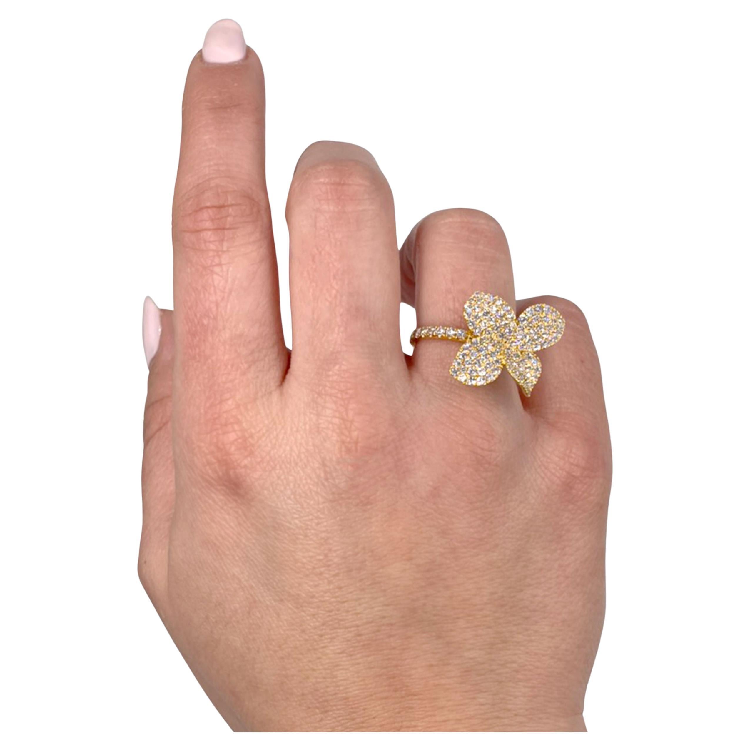 Round Cut 18K Yellow Gold Flower Ring with Diamonds For Sale