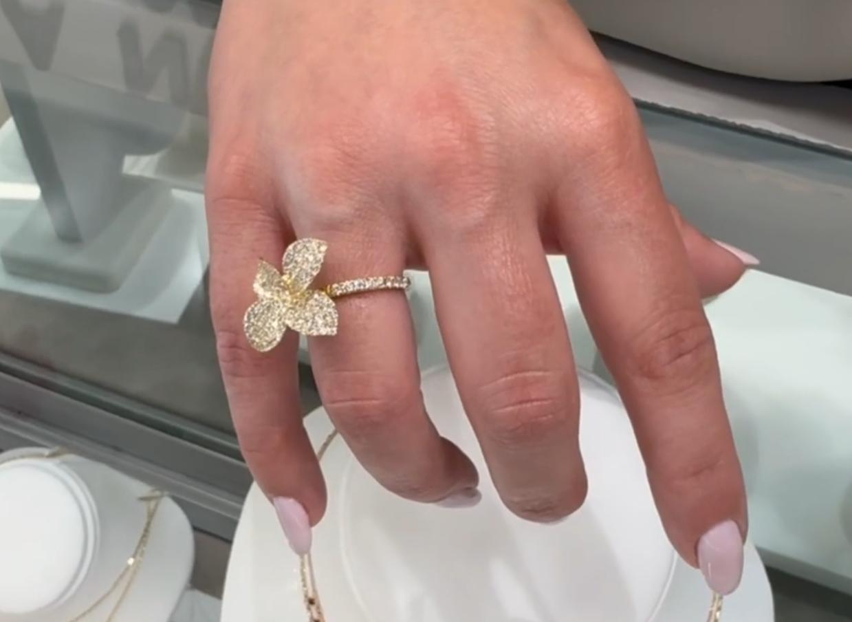 Anillo Flor de Oro Amarillo de 18 K con Diamantes en Nuevo estado para la venta en Old Tappan, NJ
