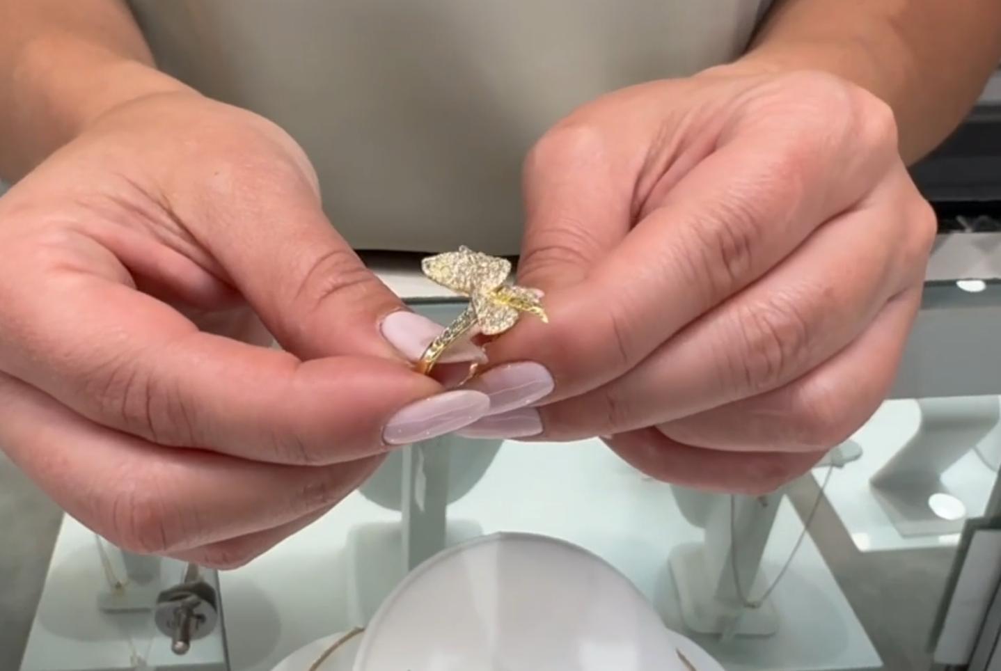 Anillo Flor de Oro Amarillo de 18 K con Diamantes en venta 2