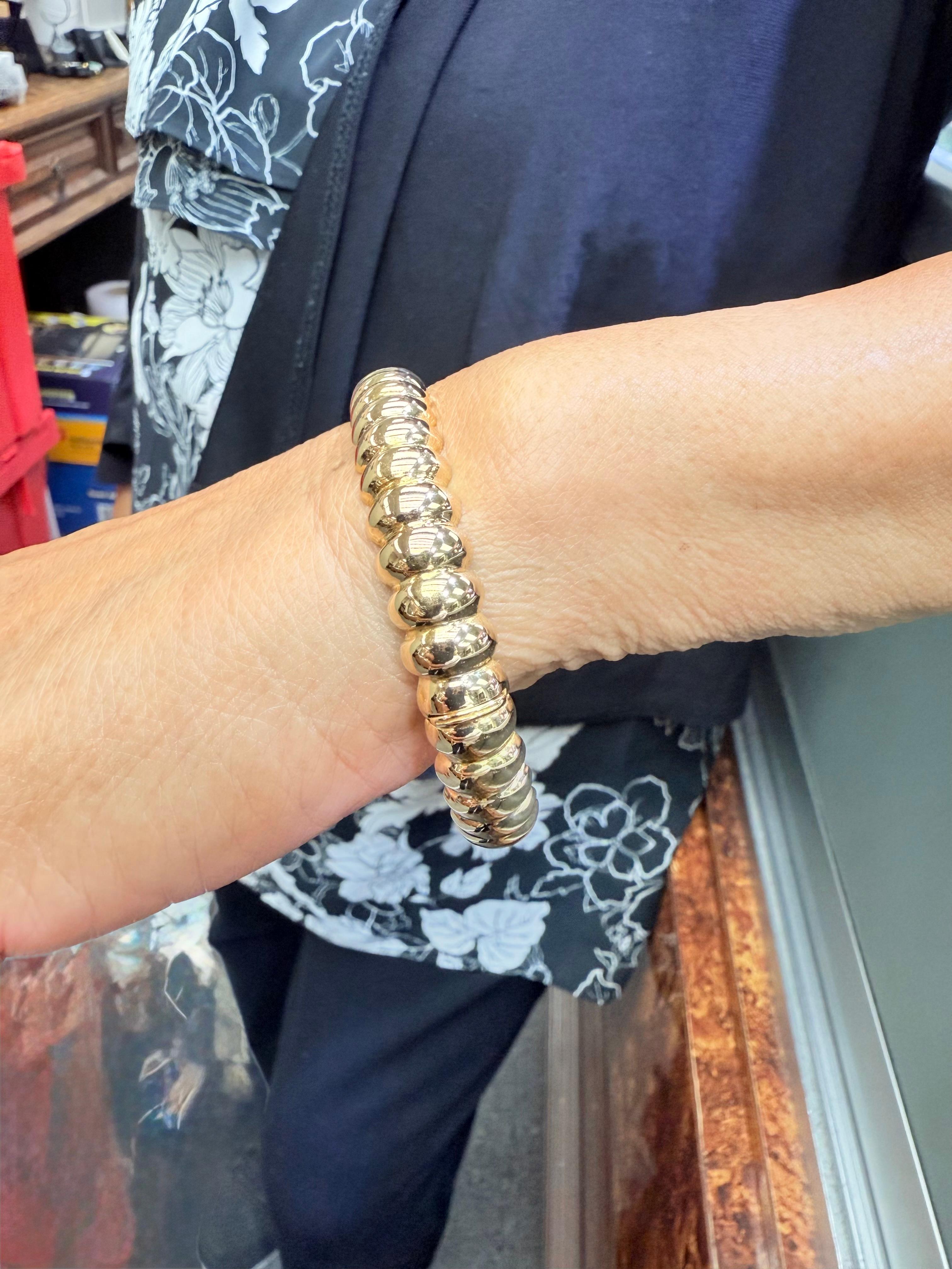 Moderno Bracciale Bangle scanalato in oro giallo 18k, circa anni '70 in vendita