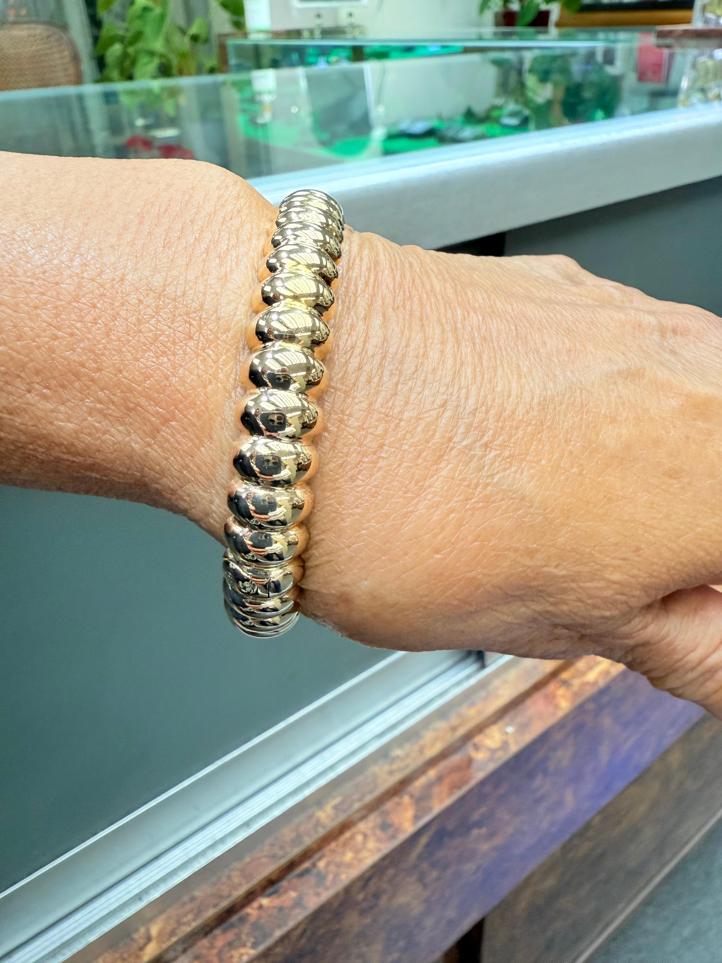 Bracciale Bangle scanalato in oro giallo 18k, circa anni '70 In condizioni buone in vendita a Los Angeles, CA