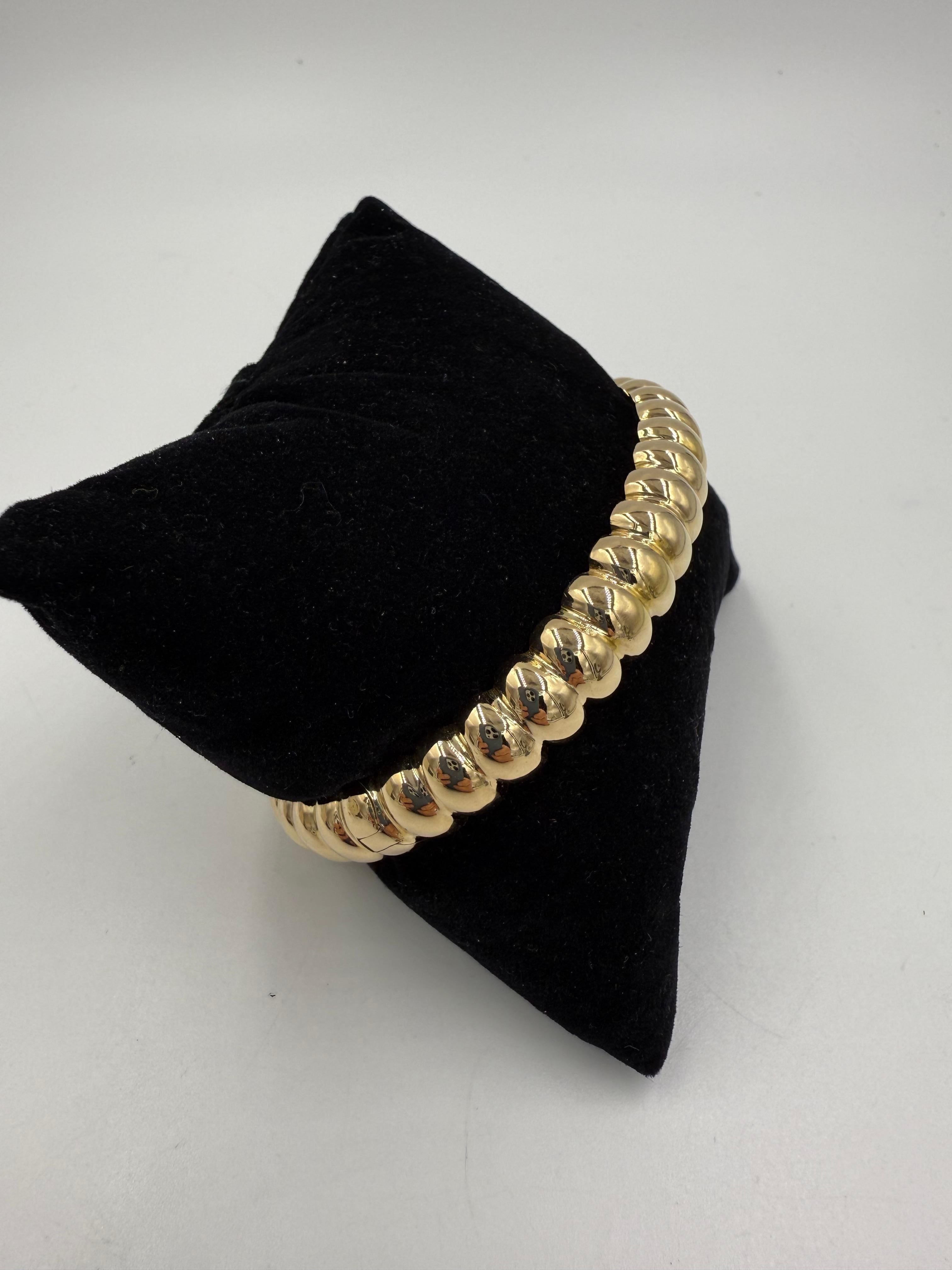 Bracciale Bangle scanalato in oro giallo 18k, circa anni '70 in vendita 1