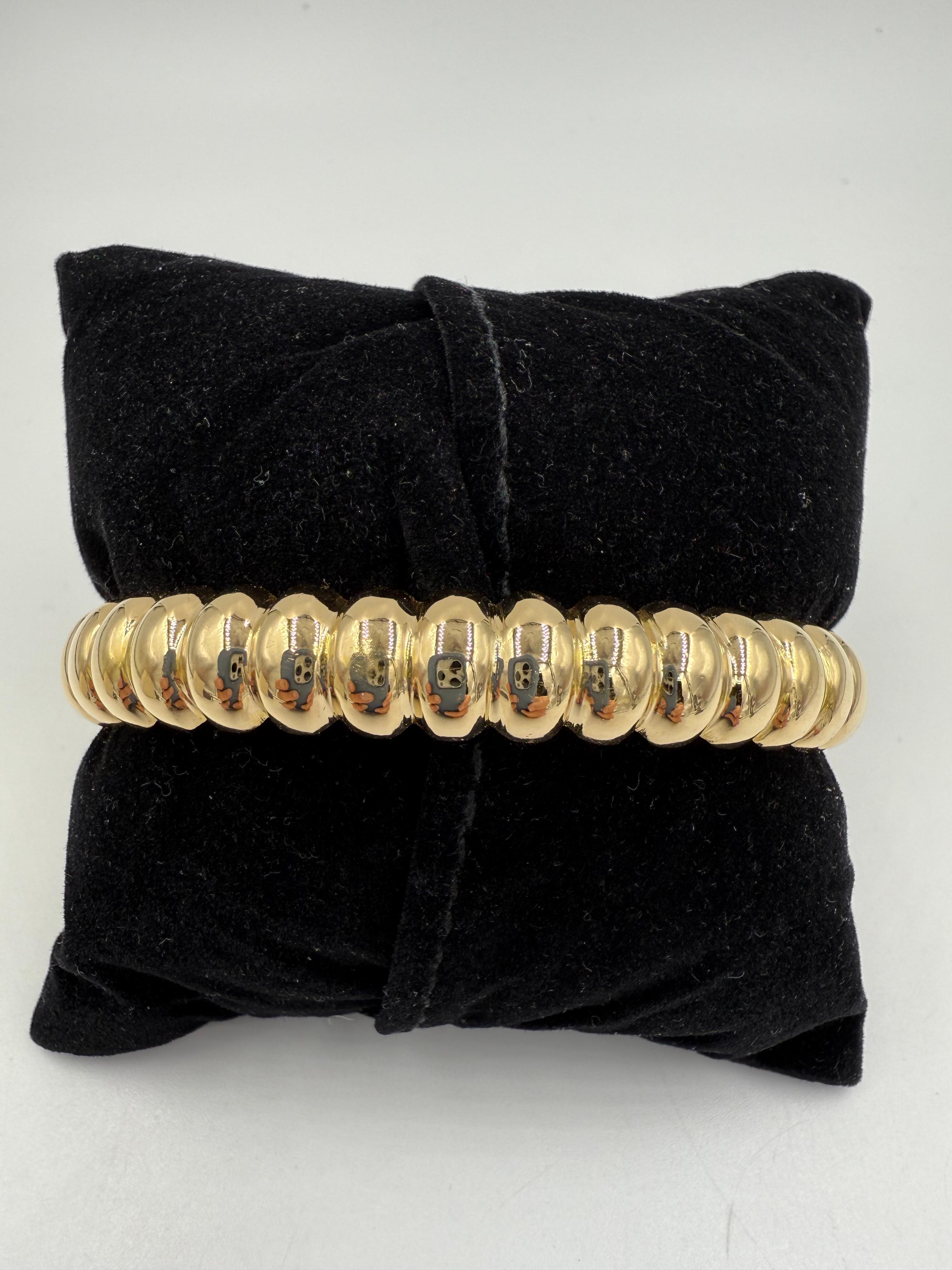 Bracciale Bangle scanalato in oro giallo 18k, circa anni '70 in vendita 2