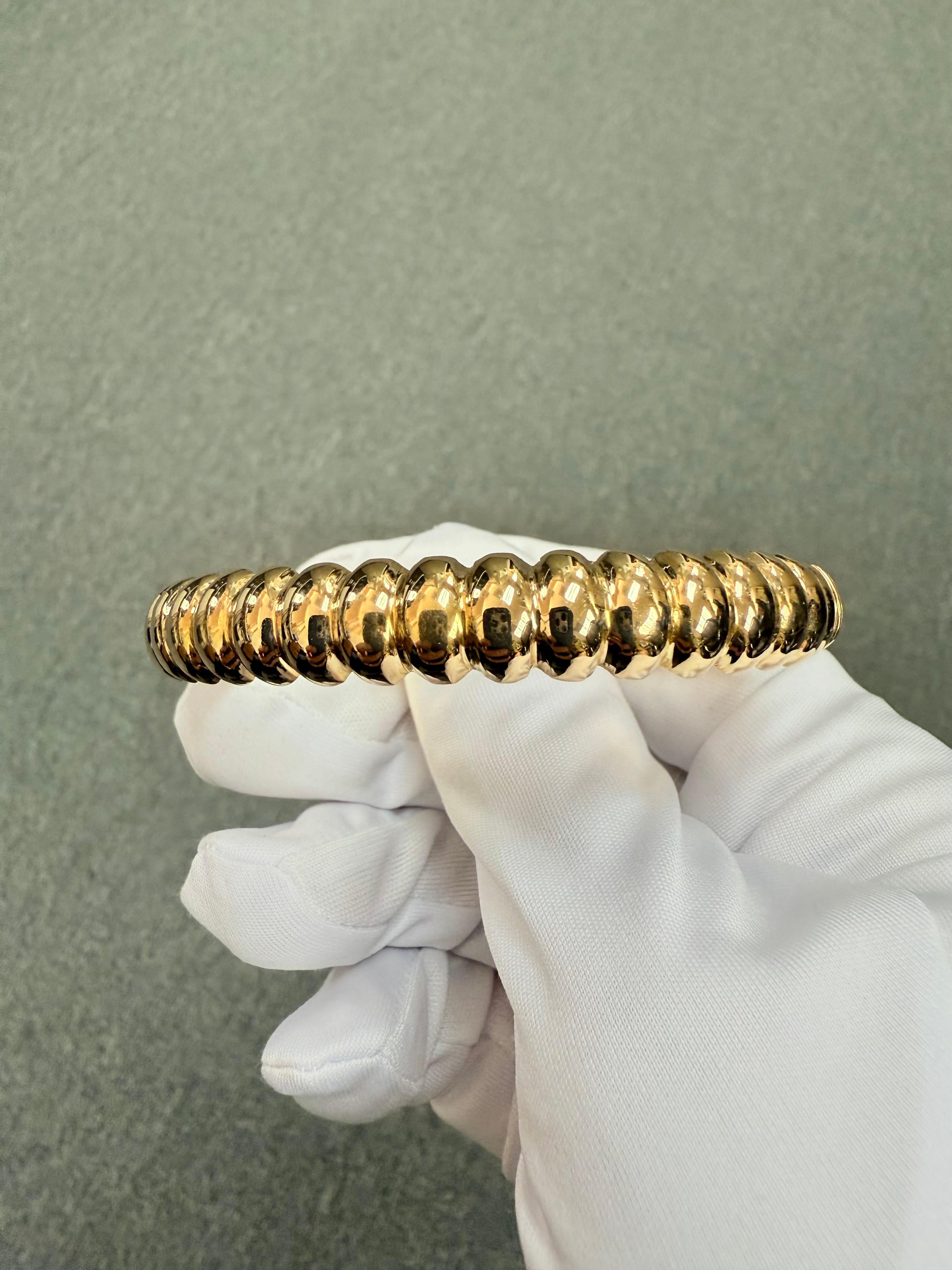 Bracciale Bangle scanalato in oro giallo 18k, circa anni '70 in vendita 3