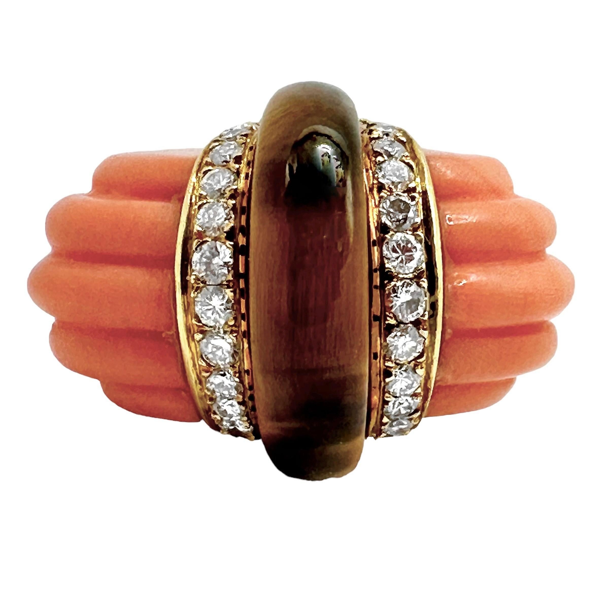 Ein Ring aus 18 Karat Gelbgold aus der Mitte des Jahrhunderts, in dessen Zentrum ein konturiertes Tigerauge steht. Der Mittelstein wird auf beiden Seiten von einer Reihe von 15 runden Diamanten im Brillantschliff flankiert und ist mit geriffelten