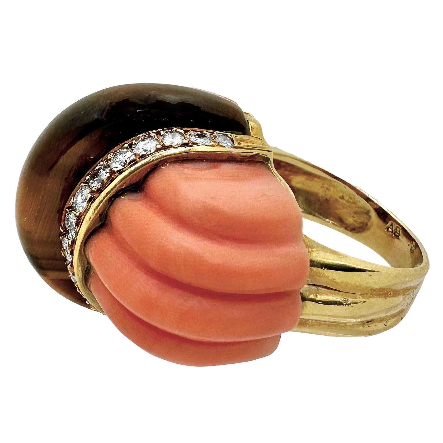 18 Karat Gelbgold geriffelter Koralle, Tigerauge und Diamantring im Zustand „Gut“ in Palm Beach, FL