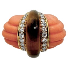 18 Karat Gelbgold geriffelter Koralle, Tigerauge und Diamantring