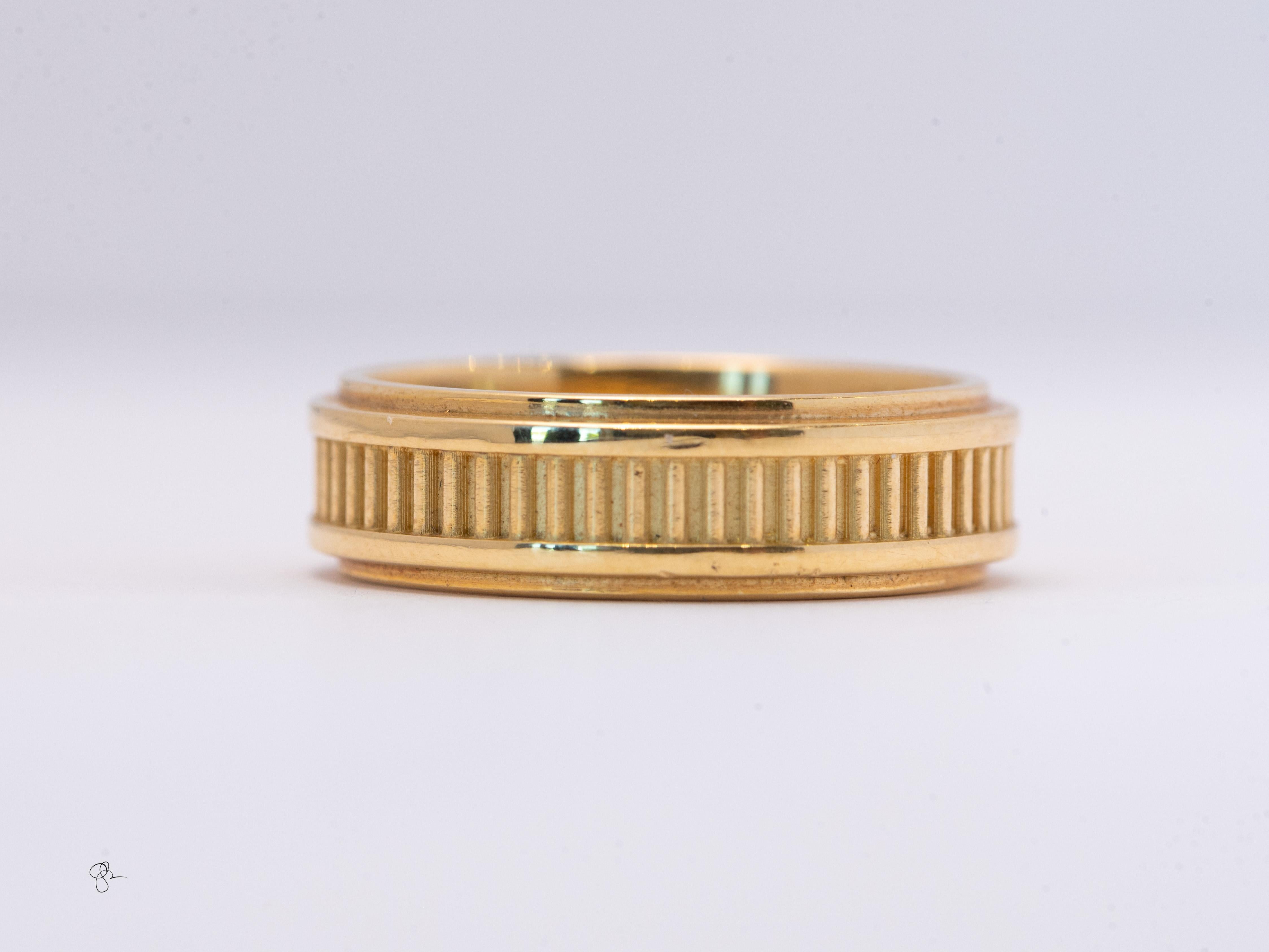 Realizzato in 9,4 grammi di oro giallo 18 carati.
Progettato e creato qui da C Greene & Greene Jewelers a Tucson in Arizona.

Elegante e senza tempo, questa fede da uomo è realizzata con cura in oro giallo 18 carati massiccio. La sezione centrale