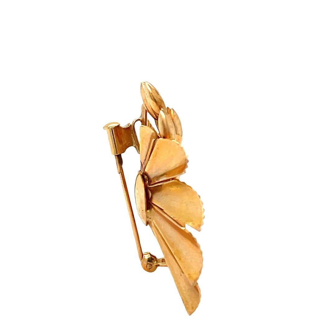 18K Yellow Gold Fluted Retro Swirl Ribbon Fan Brooch In Excellent Condition For Sale In beverly hills, CA
