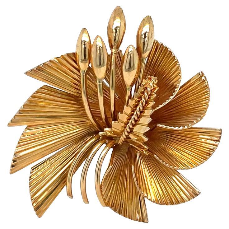 18K Yellow Gold Fluted Retro Swirl Ribbon Fan Brooch For Sale