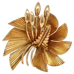 18K Yellow Gold Fluted Vintage Swirl Ribbon Fan Brooch