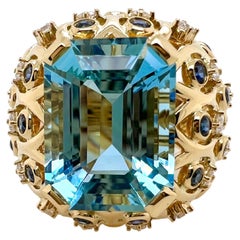 Bague en or jaune 18 carats avec aigue-marine, saphirs bleus et diamants